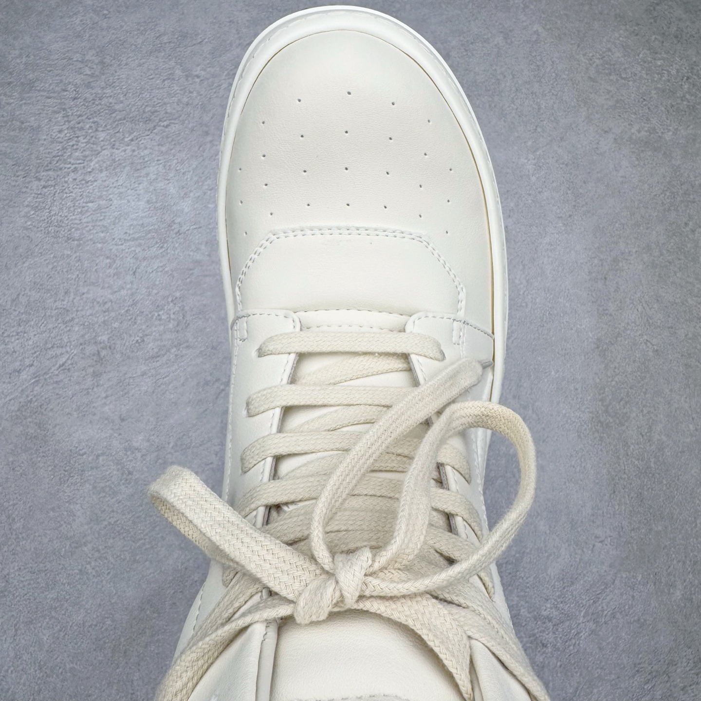 图片[4]-＃DG纯原 Rick Owens Edfu 瑞克·欧文斯高帮皮面时尚运动板鞋 黑白生胶 二级市场已经7K以上 平台客户随意卖四位数 RO广东原厂出品 纯原天花板 原版一比一复刻 冲正绝不翻车 还原度达到百分之98以上 原楦开发纸版版型 ZP拆解原版1：1复模裁片纸版 力求做到0错位 这样才能达到和zp一致的鞋型味道 采用进口cnc数控机床开发对版独家tpu奶香大底 区别于市场所有版本 zp同源全头层粒面小牛皮 达到和zp一致手感 原厂进口细纹布 万邦订购原厂高弹粉红色海绵 内里搭配软质细腻羊皮 TPU高密度大底 软硬度透光度高已经测试和原版一致 尺码：36 37 38 39 40 41 42 43 44 45 46-选品中心