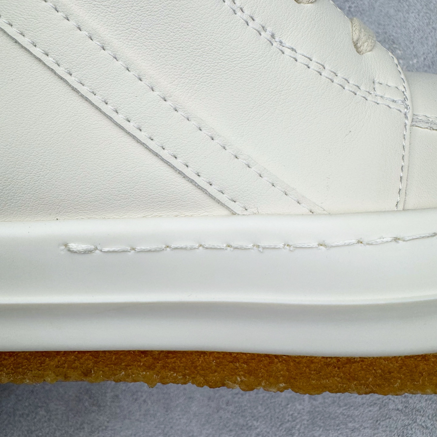 图片[24]-＃DG纯原 Rick Owens Edfu 瑞克·欧文斯高帮皮面时尚运动板鞋 黑白生胶 二级市场已经7K以上 平台客户随意卖四位数 RO广东原厂出品 纯原天花板 原版一比一复刻 冲正绝不翻车 还原度达到百分之98以上 原楦开发纸版版型 ZP拆解原版1：1复模裁片纸版 力求做到0错位 这样才能达到和zp一致的鞋型味道 采用进口cnc数控机床开发对版独家tpu奶香大底 区别于市场所有版本 zp同源全头层粒面小牛皮 达到和zp一致手感 原厂进口细纹布 万邦订购原厂高弹粉红色海绵 内里搭配软质细腻羊皮 TPU高密度大底 软硬度透光度高已经测试和原版一致 尺码：36 37 38 39 40 41 42 43 44 45 46-选品中心