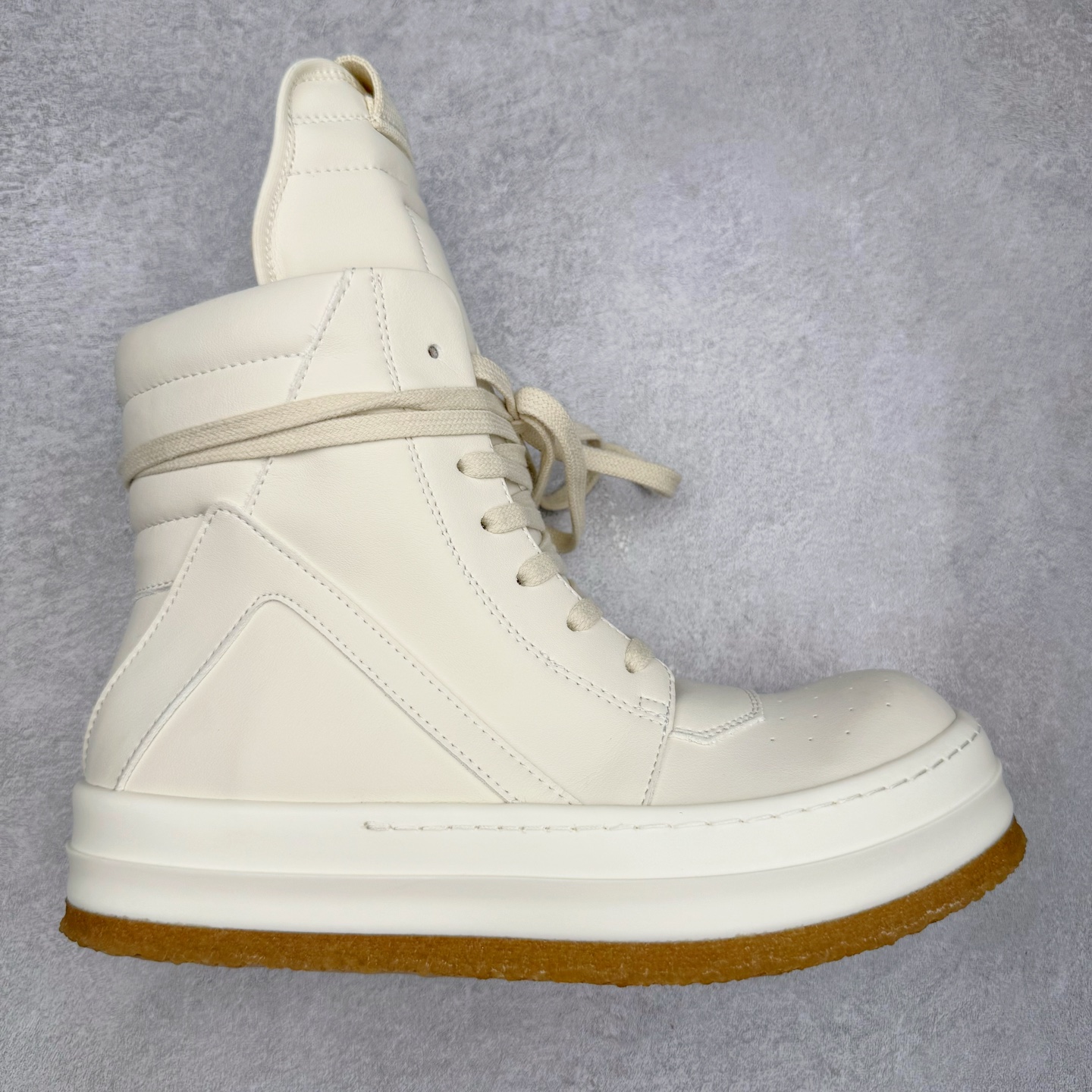 ＃DG纯原 Rick Owens Edfu 瑞克·欧文斯高帮皮面时尚运动板鞋 黑白生胶 二级市场已经7K以上 平台客户随意卖四位数 RO广东原厂出品 纯原天花板 原版一比一复刻 冲正绝不翻车 还原度达到百分之98以上 原楦开发纸版版型 ZP拆解原版1：1复模裁片纸版 力求做到0错位 这样才能达到和zp一致的鞋型味道 采用进口cnc数控机床开发对版独家tpu奶香大底 区别于市场所有版本 zp同源全头层粒面小牛皮 达到和zp一致手感 原厂进口细纹布 万邦订购原厂高弹粉红色海绵 内里搭配软质细腻羊皮 TPU高密度大底 软硬度透光度高已经测试和原版一致 尺码：36 37 38 39 40 41 42 43 44 45 46-选品中心