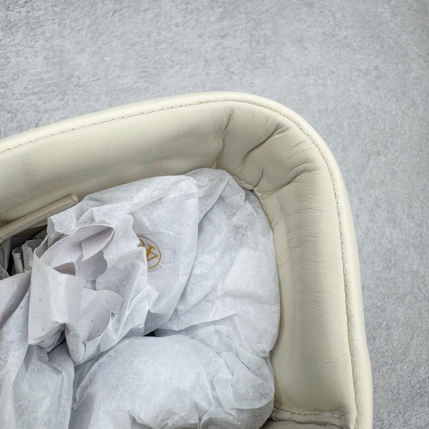 图片[11]-＃DG纯原 Rick Owens Edfu 瑞克·欧文斯高帮皮面时尚运动板鞋 黑白生胶 二级市场已经7K以上 平台客户随意卖四位数 RO广东原厂出品 纯原天花板 原版一比一复刻 冲正绝不翻车 还原度达到百分之98以上 原楦开发纸版版型 ZP拆解原版1：1复模裁片纸版 力求做到0错位 这样才能达到和zp一致的鞋型味道 采用进口cnc数控机床开发对版独家tpu奶香大底 区别于市场所有版本 zp同源全头层粒面小牛皮 达到和zp一致手感 原厂进口细纹布 万邦订购原厂高弹粉红色海绵 内里搭配软质细腻羊皮 TPU高密度大底 软硬度透光度高已经测试和原版一致 尺码：36 37 38 39 40 41 42 43 44 45 46-选品中心