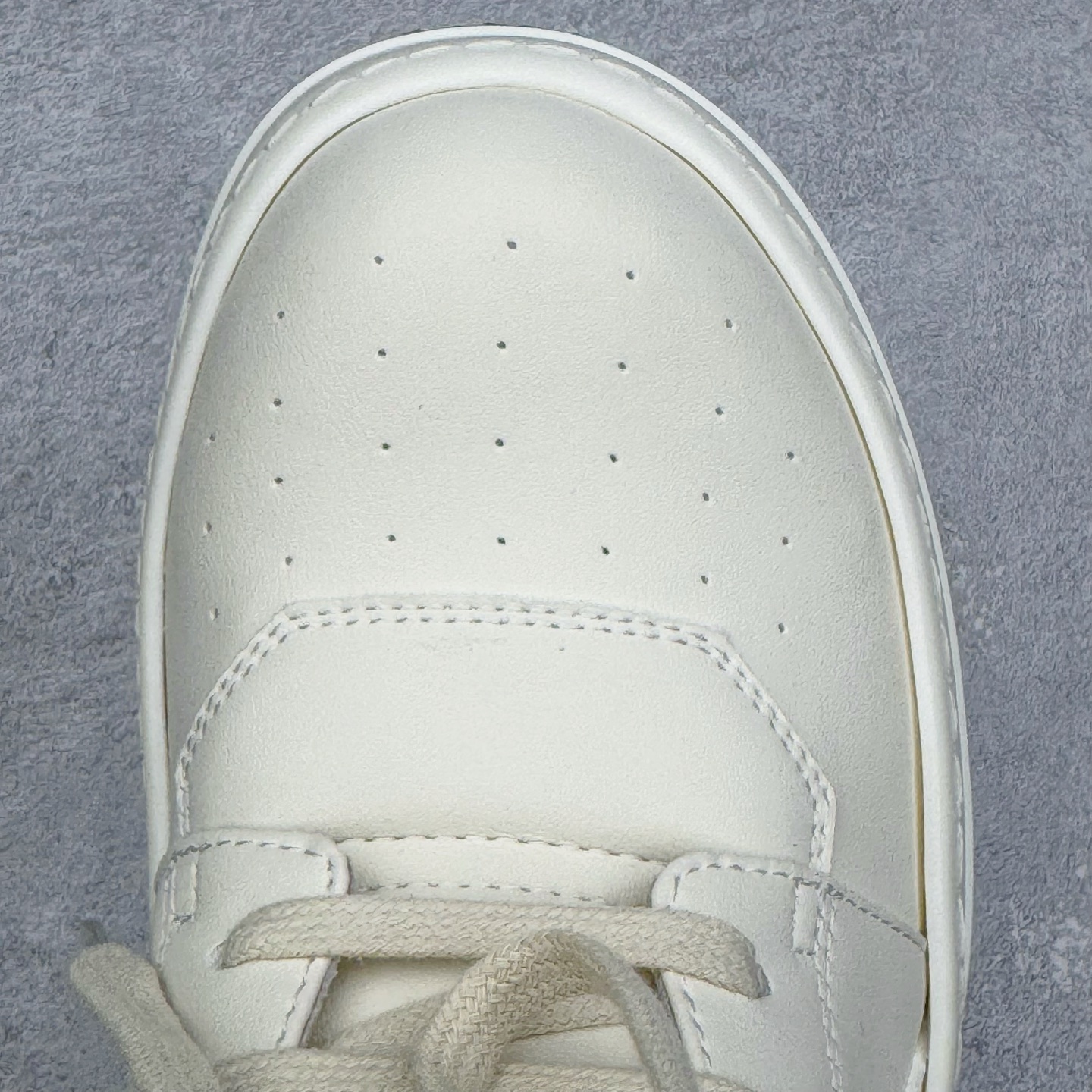 图片[18]-＃DG纯原 Rick Owens Edfu 瑞克·欧文斯高帮皮面时尚运动板鞋 黑白生胶 二级市场已经7K以上 平台客户随意卖四位数 RO广东原厂出品 纯原天花板 原版一比一复刻 冲正绝不翻车 还原度达到百分之98以上 原楦开发纸版版型 ZP拆解原版1：1复模裁片纸版 力求做到0错位 这样才能达到和zp一致的鞋型味道 采用进口cnc数控机床开发对版独家tpu奶香大底 区别于市场所有版本 zp同源全头层粒面小牛皮 达到和zp一致手感 原厂进口细纹布 万邦订购原厂高弹粉红色海绵 内里搭配软质细腻羊皮 TPU高密度大底 软硬度透光度高已经测试和原版一致 尺码：36 37 38 39 40 41 42 43 44 45 46-选品中心