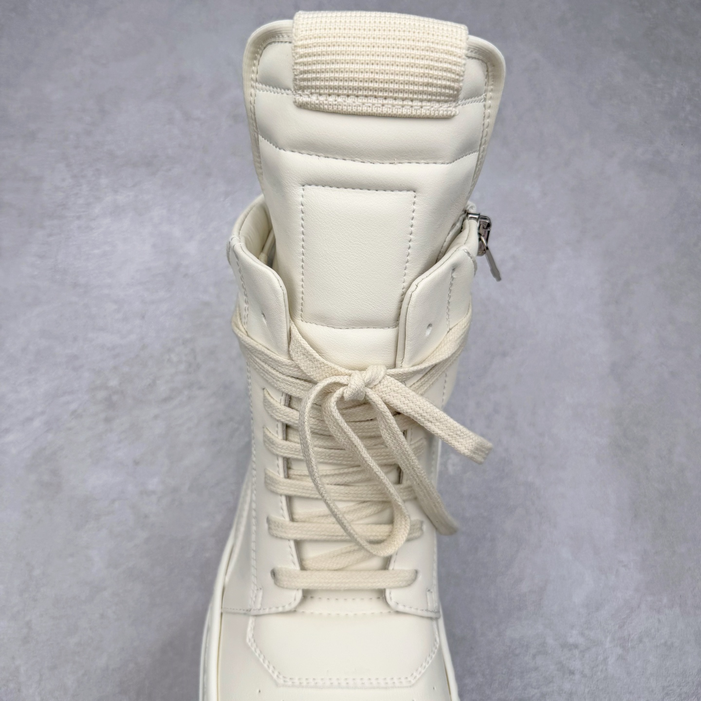 图片[5]-＃DG纯原 Rick Owens Edfu 瑞克·欧文斯高帮皮面时尚运动板鞋 黑白生胶 二级市场已经7K以上 平台客户随意卖四位数 RO广东原厂出品 纯原天花板 原版一比一复刻 冲正绝不翻车 还原度达到百分之98以上 原楦开发纸版版型 ZP拆解原版1：1复模裁片纸版 力求做到0错位 这样才能达到和zp一致的鞋型味道 采用进口cnc数控机床开发对版独家tpu奶香大底 区别于市场所有版本 zp同源全头层粒面小牛皮 达到和zp一致手感 原厂进口细纹布 万邦订购原厂高弹粉红色海绵 内里搭配软质细腻羊皮 TPU高密度大底 软硬度透光度高已经测试和原版一致 尺码：36 37 38 39 40 41 42 43 44 45 46-选品中心