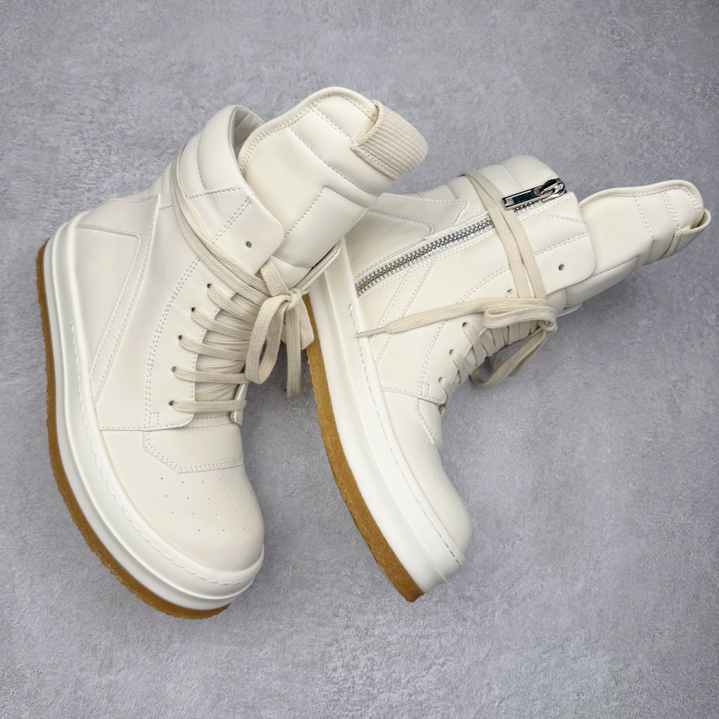 图片[3]-＃DG纯原 Rick Owens Edfu 瑞克·欧文斯高帮皮面时尚运动板鞋 黑白生胶 二级市场已经7K以上 平台客户随意卖四位数 RO广东原厂出品 纯原天花板 原版一比一复刻 冲正绝不翻车 还原度达到百分之98以上 原楦开发纸版版型 ZP拆解原版1：1复模裁片纸版 力求做到0错位 这样才能达到和zp一致的鞋型味道 采用进口cnc数控机床开发对版独家tpu奶香大底 区别于市场所有版本 zp同源全头层粒面小牛皮 达到和zp一致手感 原厂进口细纹布 万邦订购原厂高弹粉红色海绵 内里搭配软质细腻羊皮 TPU高密度大底 软硬度透光度高已经测试和原版一致 尺码：36 37 38 39 40 41 42 43 44 45 46-选品中心