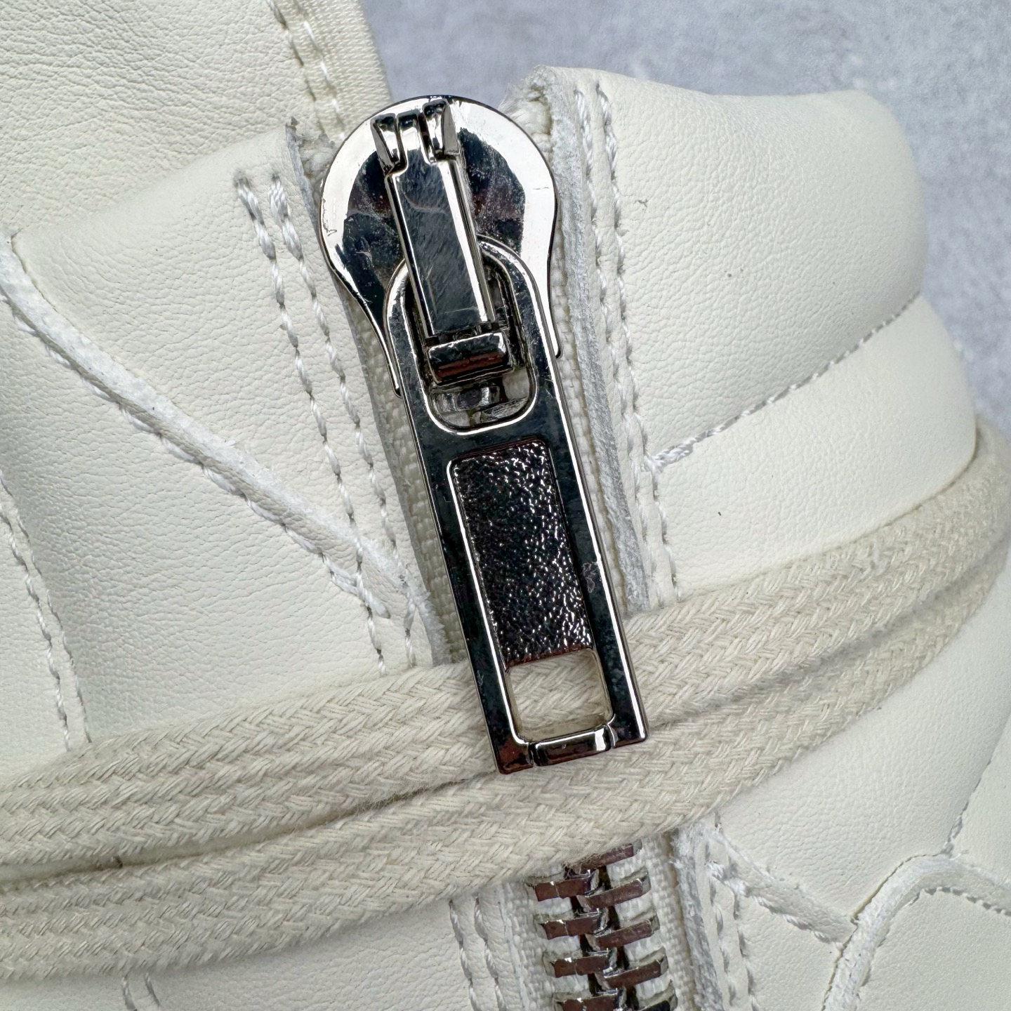 图片[10]-＃DG纯原 Rick Owens Edfu 瑞克·欧文斯高帮皮面时尚运动板鞋 黑白生胶 二级市场已经7K以上 平台客户随意卖四位数 RO广东原厂出品 纯原天花板 原版一比一复刻 冲正绝不翻车 还原度达到百分之98以上 原楦开发纸版版型 ZP拆解原版1：1复模裁片纸版 力求做到0错位 这样才能达到和zp一致的鞋型味道 采用进口cnc数控机床开发对版独家tpu奶香大底 区别于市场所有版本 zp同源全头层粒面小牛皮 达到和zp一致手感 原厂进口细纹布 万邦订购原厂高弹粉红色海绵 内里搭配软质细腻羊皮 TPU高密度大底 软硬度透光度高已经测试和原版一致 尺码：36 37 38 39 40 41 42 43 44 45 46-选品中心