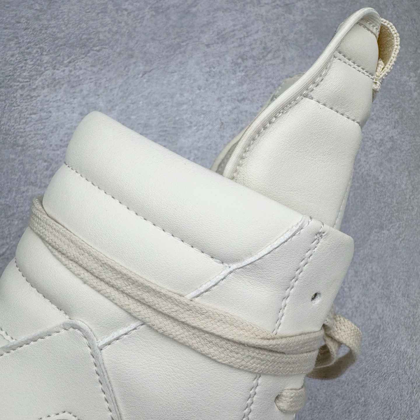 图片[21]-＃DG纯原 Rick Owens Edfu 瑞克·欧文斯高帮皮面时尚运动板鞋 黑白生胶 二级市场已经7K以上 平台客户随意卖四位数 RO广东原厂出品 纯原天花板 原版一比一复刻 冲正绝不翻车 还原度达到百分之98以上 原楦开发纸版版型 ZP拆解原版1：1复模裁片纸版 力求做到0错位 这样才能达到和zp一致的鞋型味道 采用进口cnc数控机床开发对版独家tpu奶香大底 区别于市场所有版本 zp同源全头层粒面小牛皮 达到和zp一致手感 原厂进口细纹布 万邦订购原厂高弹粉红色海绵 内里搭配软质细腻羊皮 TPU高密度大底 软硬度透光度高已经测试和原版一致 尺码：36 37 38 39 40 41 42 43 44 45 46-选品中心