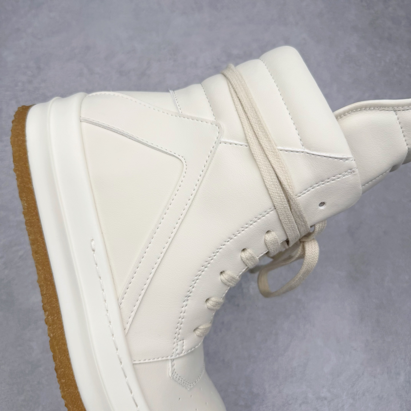 图片[6]-＃DG纯原 Rick Owens Edfu 瑞克·欧文斯高帮皮面时尚运动板鞋 黑白生胶 二级市场已经7K以上 平台客户随意卖四位数 RO广东原厂出品 纯原天花板 原版一比一复刻 冲正绝不翻车 还原度达到百分之98以上 原楦开发纸版版型 ZP拆解原版1：1复模裁片纸版 力求做到0错位 这样才能达到和zp一致的鞋型味道 采用进口cnc数控机床开发对版独家tpu奶香大底 区别于市场所有版本 zp同源全头层粒面小牛皮 达到和zp一致手感 原厂进口细纹布 万邦订购原厂高弹粉红色海绵 内里搭配软质细腻羊皮 TPU高密度大底 软硬度透光度高已经测试和原版一致 尺码：36 37 38 39 40 41 42 43 44 45 46-选品中心