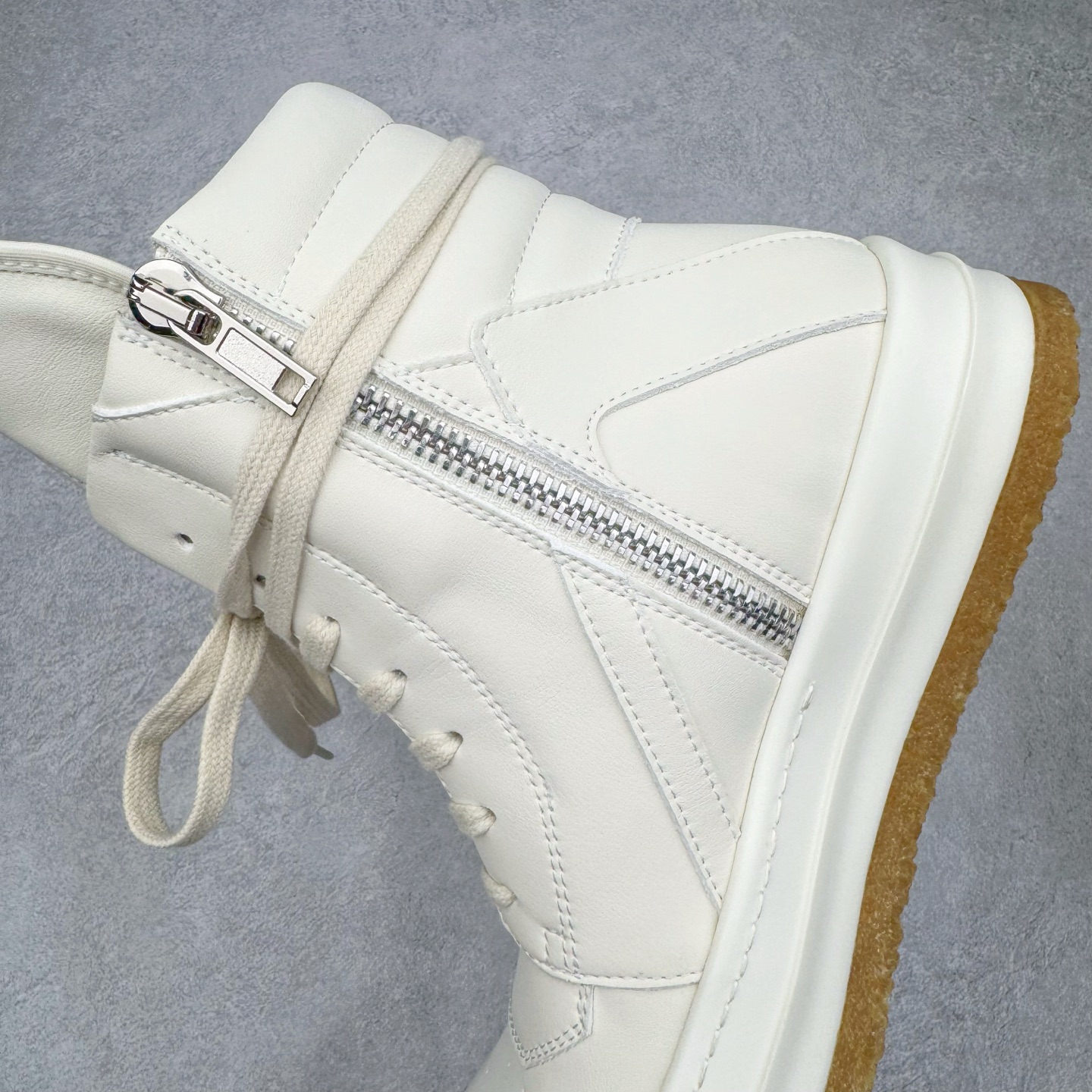 图片[7]-＃DG纯原 Rick Owens Edfu 瑞克·欧文斯高帮皮面时尚运动板鞋 黑白生胶 二级市场已经7K以上 平台客户随意卖四位数 RO广东原厂出品 纯原天花板 原版一比一复刻 冲正绝不翻车 还原度达到百分之98以上 原楦开发纸版版型 ZP拆解原版1：1复模裁片纸版 力求做到0错位 这样才能达到和zp一致的鞋型味道 采用进口cnc数控机床开发对版独家tpu奶香大底 区别于市场所有版本 zp同源全头层粒面小牛皮 达到和zp一致手感 原厂进口细纹布 万邦订购原厂高弹粉红色海绵 内里搭配软质细腻羊皮 TPU高密度大底 软硬度透光度高已经测试和原版一致 尺码：36 37 38 39 40 41 42 43 44 45 46-选品中心