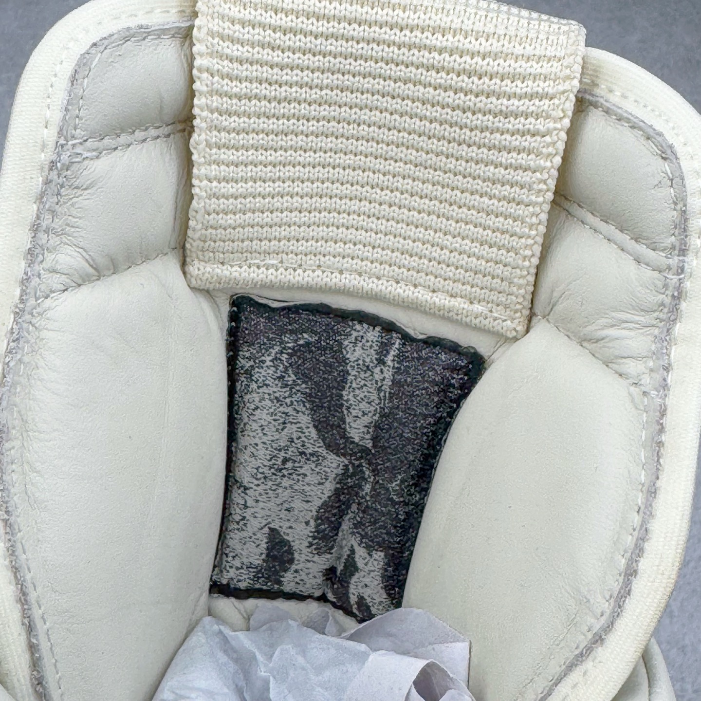 图片[17]-＃DG纯原 Rick Owens Edfu 瑞克·欧文斯高帮皮面时尚运动板鞋 黑白生胶 二级市场已经7K以上 平台客户随意卖四位数 RO广东原厂出品 纯原天花板 原版一比一复刻 冲正绝不翻车 还原度达到百分之98以上 原楦开发纸版版型 ZP拆解原版1：1复模裁片纸版 力求做到0错位 这样才能达到和zp一致的鞋型味道 采用进口cnc数控机床开发对版独家tpu奶香大底 区别于市场所有版本 zp同源全头层粒面小牛皮 达到和zp一致手感 原厂进口细纹布 万邦订购原厂高弹粉红色海绵 内里搭配软质细腻羊皮 TPU高密度大底 软硬度透光度高已经测试和原版一致 尺码：36 37 38 39 40 41 42 43 44 45 46-选品中心