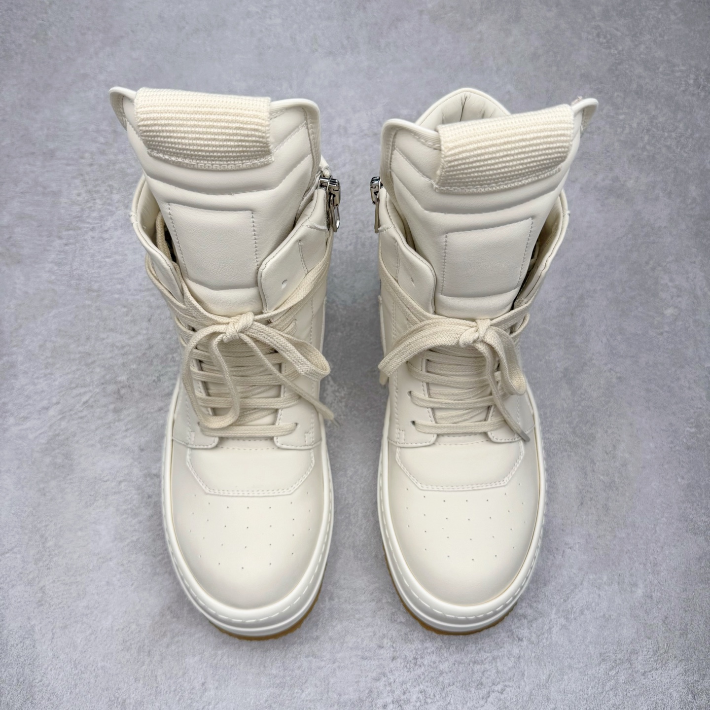 图片[2]-＃DG纯原 Rick Owens Edfu 瑞克·欧文斯高帮皮面时尚运动板鞋 黑白生胶 二级市场已经7K以上 平台客户随意卖四位数 RO广东原厂出品 纯原天花板 原版一比一复刻 冲正绝不翻车 还原度达到百分之98以上 原楦开发纸版版型 ZP拆解原版1：1复模裁片纸版 力求做到0错位 这样才能达到和zp一致的鞋型味道 采用进口cnc数控机床开发对版独家tpu奶香大底 区别于市场所有版本 zp同源全头层粒面小牛皮 达到和zp一致手感 原厂进口细纹布 万邦订购原厂高弹粉红色海绵 内里搭配软质细腻羊皮 TPU高密度大底 软硬度透光度高已经测试和原版一致 尺码：36 37 38 39 40 41 42 43 44 45 46-选品中心