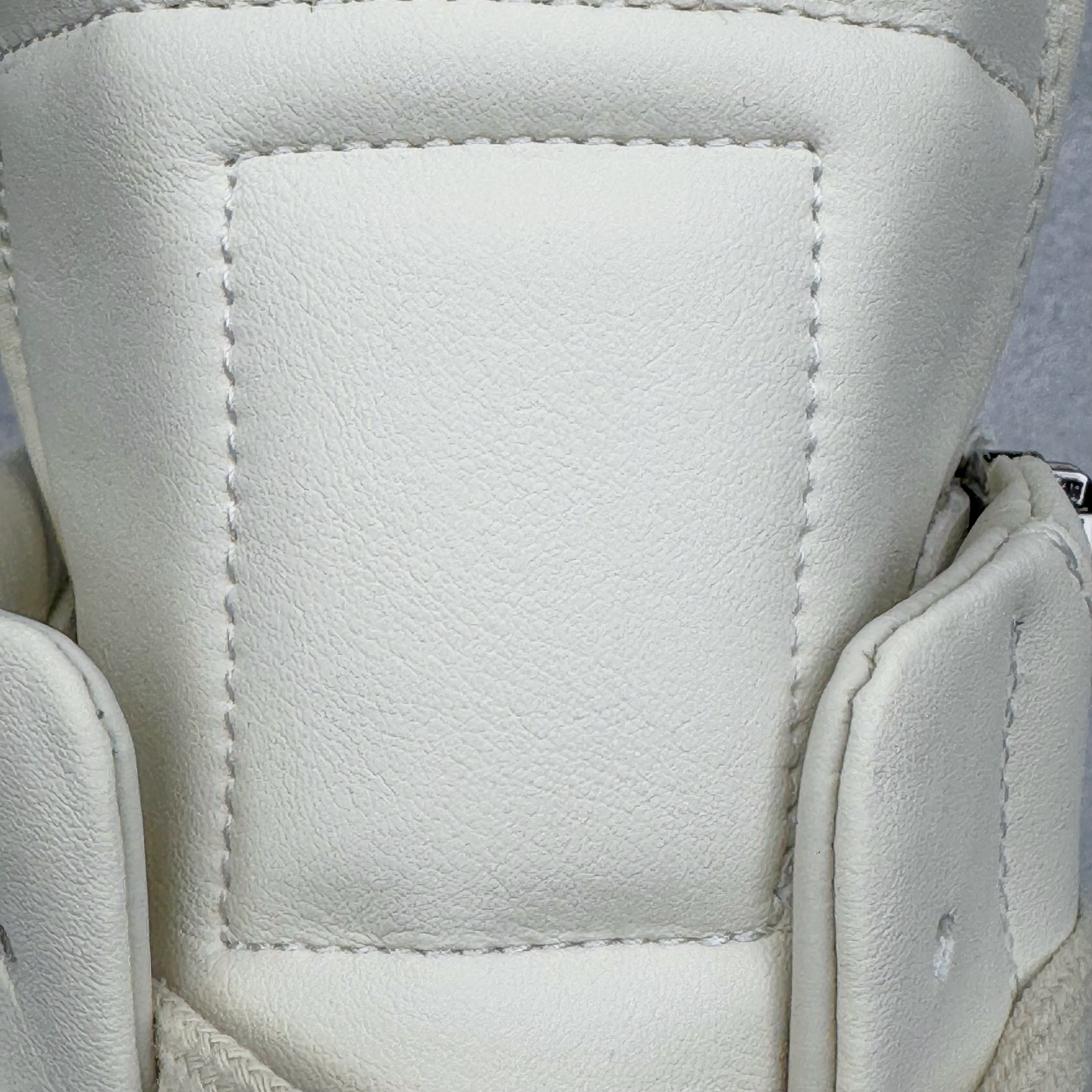 图片[19]-＃DG纯原 Rick Owens Edfu 瑞克·欧文斯高帮皮面时尚运动板鞋 黑白生胶 二级市场已经7K以上 平台客户随意卖四位数 RO广东原厂出品 纯原天花板 原版一比一复刻 冲正绝不翻车 还原度达到百分之98以上 原楦开发纸版版型 ZP拆解原版1：1复模裁片纸版 力求做到0错位 这样才能达到和zp一致的鞋型味道 采用进口cnc数控机床开发对版独家tpu奶香大底 区别于市场所有版本 zp同源全头层粒面小牛皮 达到和zp一致手感 原厂进口细纹布 万邦订购原厂高弹粉红色海绵 内里搭配软质细腻羊皮 TPU高密度大底 软硬度透光度高已经测试和原版一致 尺码：36 37 38 39 40 41 42 43 44 45 46-选品中心