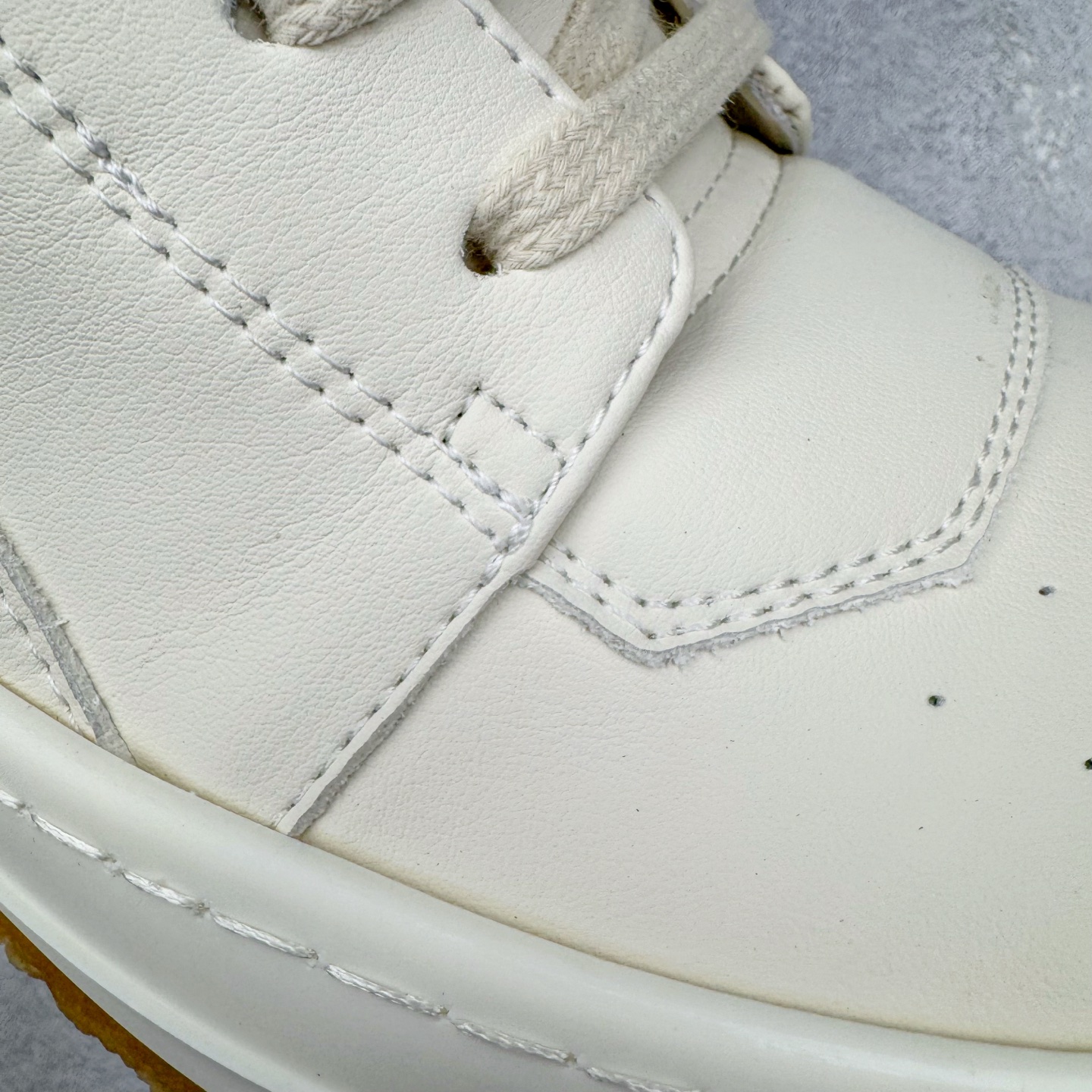 图片[23]-＃DG纯原 Rick Owens Edfu 瑞克·欧文斯高帮皮面时尚运动板鞋 黑白生胶 二级市场已经7K以上 平台客户随意卖四位数 RO广东原厂出品 纯原天花板 原版一比一复刻 冲正绝不翻车 还原度达到百分之98以上 原楦开发纸版版型 ZP拆解原版1：1复模裁片纸版 力求做到0错位 这样才能达到和zp一致的鞋型味道 采用进口cnc数控机床开发对版独家tpu奶香大底 区别于市场所有版本 zp同源全头层粒面小牛皮 达到和zp一致手感 原厂进口细纹布 万邦订购原厂高弹粉红色海绵 内里搭配软质细腻羊皮 TPU高密度大底 软硬度透光度高已经测试和原版一致 尺码：36 37 38 39 40 41 42 43 44 45 46-选品中心