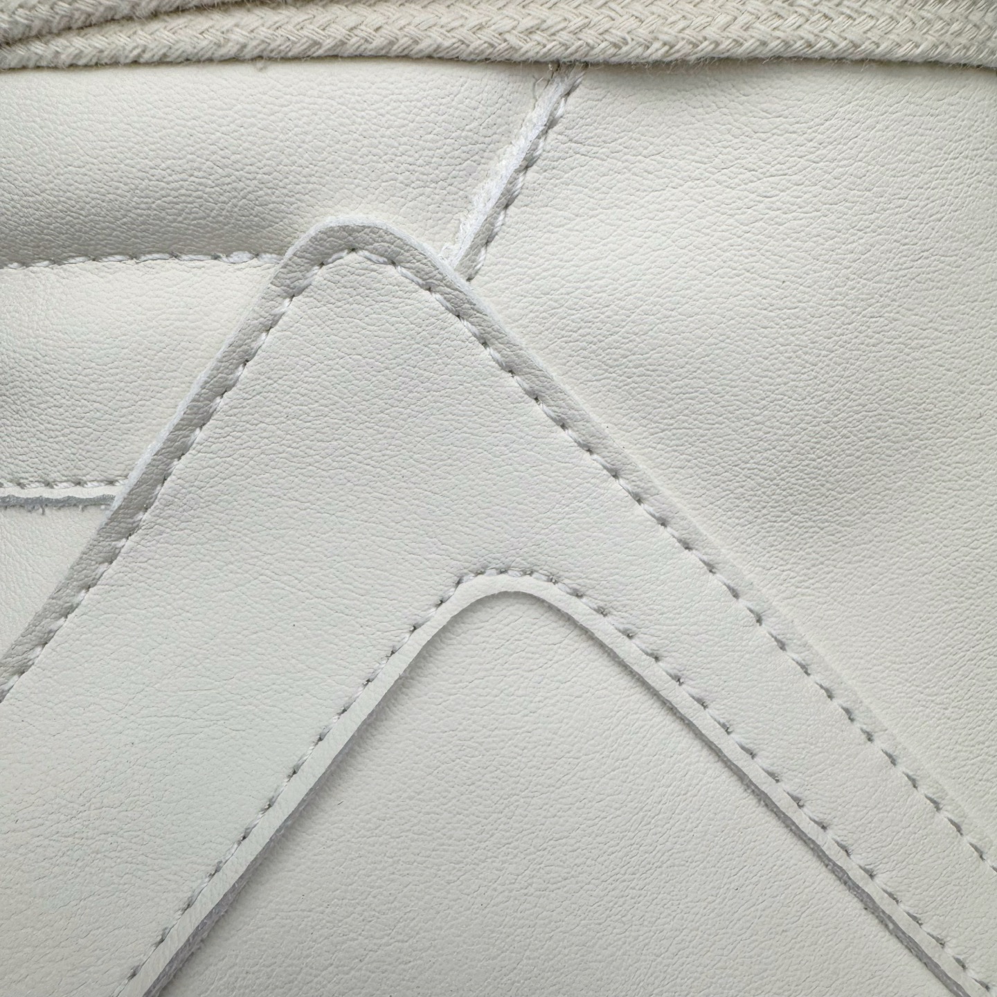 图片[22]-＃DG纯原 Rick Owens Edfu 瑞克·欧文斯高帮皮面时尚运动板鞋 黑白生胶 二级市场已经7K以上 平台客户随意卖四位数 RO广东原厂出品 纯原天花板 原版一比一复刻 冲正绝不翻车 还原度达到百分之98以上 原楦开发纸版版型 ZP拆解原版1：1复模裁片纸版 力求做到0错位 这样才能达到和zp一致的鞋型味道 采用进口cnc数控机床开发对版独家tpu奶香大底 区别于市场所有版本 zp同源全头层粒面小牛皮 达到和zp一致手感 原厂进口细纹布 万邦订购原厂高弹粉红色海绵 内里搭配软质细腻羊皮 TPU高密度大底 软硬度透光度高已经测试和原版一致 尺码：36 37 38 39 40 41 42 43 44 45 46-选品中心