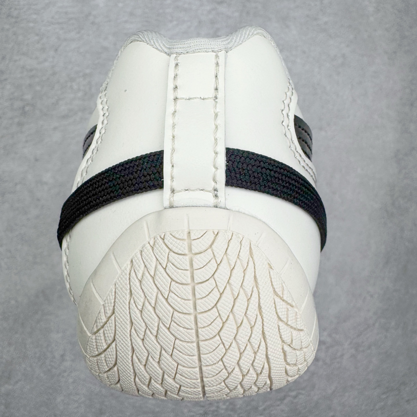 图片[8]-＃CS纯原 Rose x PUMA Speedcat 彪马联名系列情侣薄底赛车德训双鞋带舒适百搭生活休闲鞋 口碑大厂出品 品控大底版型不断改良更新 全套原纸板楦头开发 确保原汁原味 完美呈现版型 一比一鞋头弧度高度鞋身弧度 独家私模原厂航空铝磨具打磨大底 鞋头坡度极致还原 无解鞋型 原盒原配 圈内天花板工艺 原厂玻璃冲刀 超高清洁度 全鞋零毛边皮料切割 原厂中底布 鞋款从80、90年代赛车手所穿的防火赛车鞋为原型，鞋身线条模仿了赛车的流线廓形，体现了空气动力学原理的结构。简约流畅的外观，恰好又和贯穿其中的Formstrip Logo融合恰到好处，视觉上细节丰富且协调。本次Speedcat OG鞋款归来，最大看点自然式保留了窄版鞋型以及薄底构造。这两年各品牌鞋底越做越厚，Speedcat反其道而行之，上脚几乎无鞋底的效果带来耳目一新的视觉体验。鞋面依旧是以质感细腻的麂皮材质打造，并且大面积近乎全包裹的使用，复古味道也愈发浓烈。配色上更是将最原始的黑色和红色带回，向F1赛车队的标志性队服致敬。相信让各位一眼种草的更多是出挑的大红色，上脚即可瞬间点亮整体造型，在以球鞋为核心的OOTD中脱颖而出。而另一款黑色则是低调的万金油，彰显新潮个性的同时又不喧宾夺主，也是热爱简约系穿搭朋友的首选。 尺码：35.5 36 37 37.5 38 38.5 39 40 40.5 41 42 42.5 43 44 44.5 45 46-选品中心