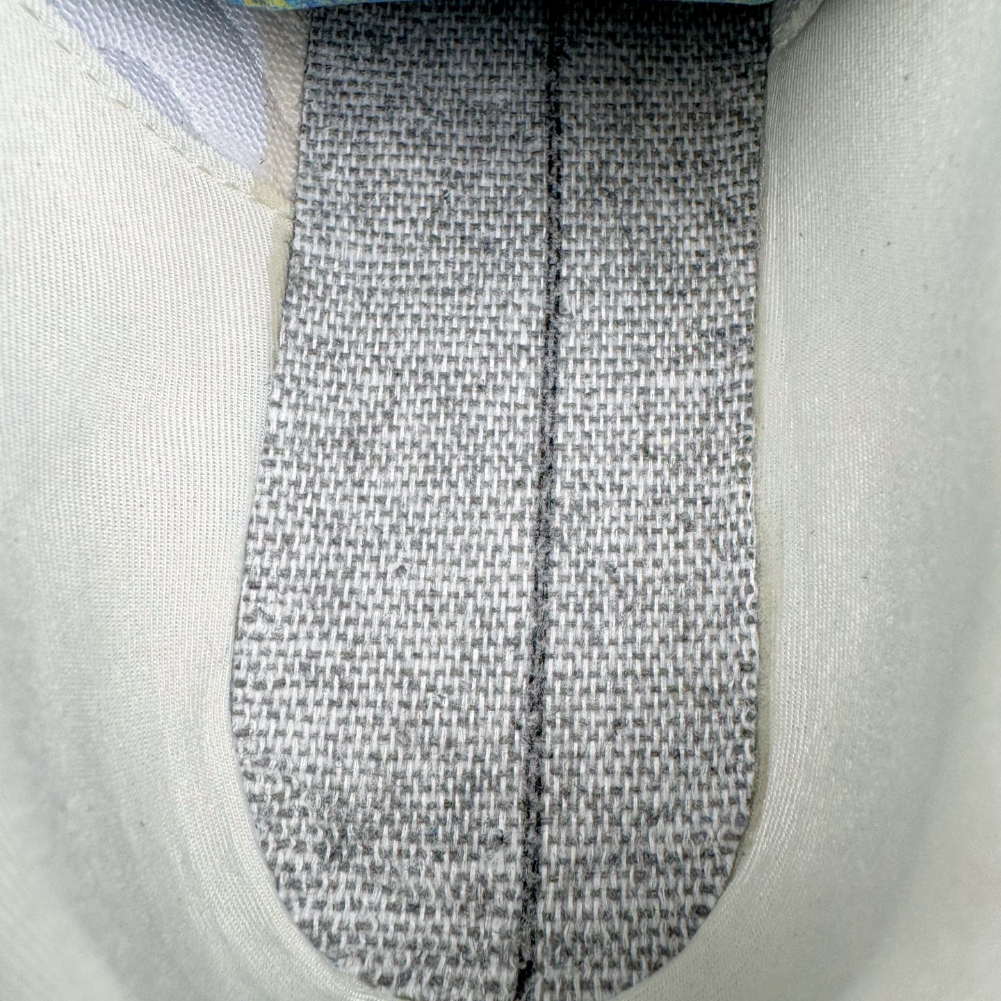 图片[11]-＃CS纯原 Rose x PUMA Speedcat 彪马联名系列情侣薄底赛车德训双鞋带舒适百搭生活休闲鞋 口碑大厂出品 品控大底版型不断改良更新 全套原纸板楦头开发 确保原汁原味 完美呈现版型 一比一鞋头弧度高度鞋身弧度 独家私模原厂航空铝磨具打磨大底 鞋头坡度极致还原 无解鞋型 原盒原配 圈内天花板工艺 原厂玻璃冲刀 超高清洁度 全鞋零毛边皮料切割 原厂中底布 鞋款从80、90年代赛车手所穿的防火赛车鞋为原型，鞋身线条模仿了赛车的流线廓形，体现了空气动力学原理的结构。简约流畅的外观，恰好又和贯穿其中的Formstrip Logo融合恰到好处，视觉上细节丰富且协调。本次Speedcat OG鞋款归来，最大看点自然式保留了窄版鞋型以及薄底构造。这两年各品牌鞋底越做越厚，Speedcat反其道而行之，上脚几乎无鞋底的效果带来耳目一新的视觉体验。鞋面依旧是以质感细腻的麂皮材质打造，并且大面积近乎全包裹的使用，复古味道也愈发浓烈。配色上更是将最原始的黑色和红色带回，向F1赛车队的标志性队服致敬。相信让各位一眼种草的更多是出挑的大红色，上脚即可瞬间点亮整体造型，在以球鞋为核心的OOTD中脱颖而出。而另一款黑色则是低调的万金油，彰显新潮个性的同时又不喧宾夺主，也是热爱简约系穿搭朋友的首选。 尺码：35.5 36 37 37.5 38 38.5 39 40 40.5 41 42 42.5 43 44 44.5 45 46-选品中心