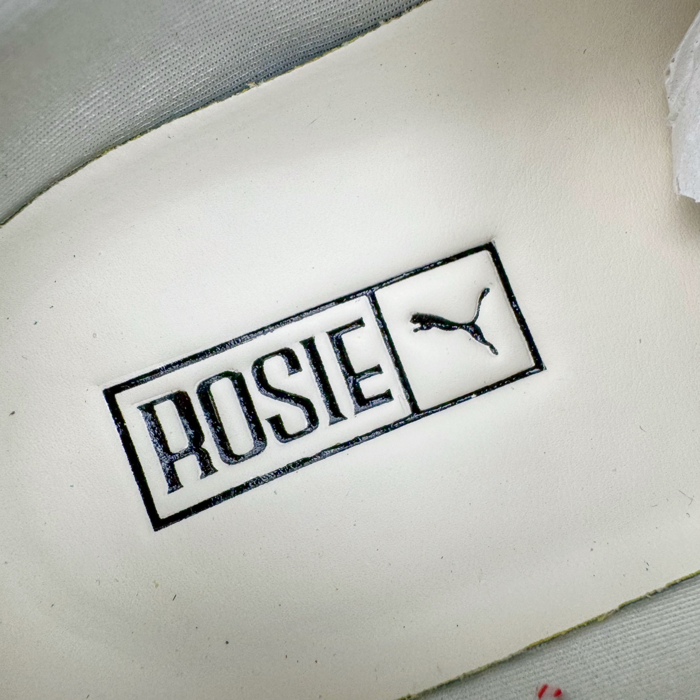 图片[13]-＃CS纯原 Rose x PUMA Speedcat 彪马联名系列情侣薄底赛车德训双鞋带舒适百搭生活休闲鞋 口碑大厂出品 品控大底版型不断改良更新 全套原纸板楦头开发 确保原汁原味 完美呈现版型 一比一鞋头弧度高度鞋身弧度 独家私模原厂航空铝磨具打磨大底 鞋头坡度极致还原 无解鞋型 原盒原配 圈内天花板工艺 原厂玻璃冲刀 超高清洁度 全鞋零毛边皮料切割 原厂中底布 鞋款从80、90年代赛车手所穿的防火赛车鞋为原型，鞋身线条模仿了赛车的流线廓形，体现了空气动力学原理的结构。简约流畅的外观，恰好又和贯穿其中的Formstrip Logo融合恰到好处，视觉上细节丰富且协调。本次Speedcat OG鞋款归来，最大看点自然式保留了窄版鞋型以及薄底构造。这两年各品牌鞋底越做越厚，Speedcat反其道而行之，上脚几乎无鞋底的效果带来耳目一新的视觉体验。鞋面依旧是以质感细腻的麂皮材质打造，并且大面积近乎全包裹的使用，复古味道也愈发浓烈。配色上更是将最原始的黑色和红色带回，向F1赛车队的标志性队服致敬。相信让各位一眼种草的更多是出挑的大红色，上脚即可瞬间点亮整体造型，在以球鞋为核心的OOTD中脱颖而出。而另一款黑色则是低调的万金油，彰显新潮个性的同时又不喧宾夺主，也是热爱简约系穿搭朋友的首选。 尺码：35.5 36 37 37.5 38 38.5 39 40 40.5 41 42 42.5 43 44 44.5 45 46-选品中心