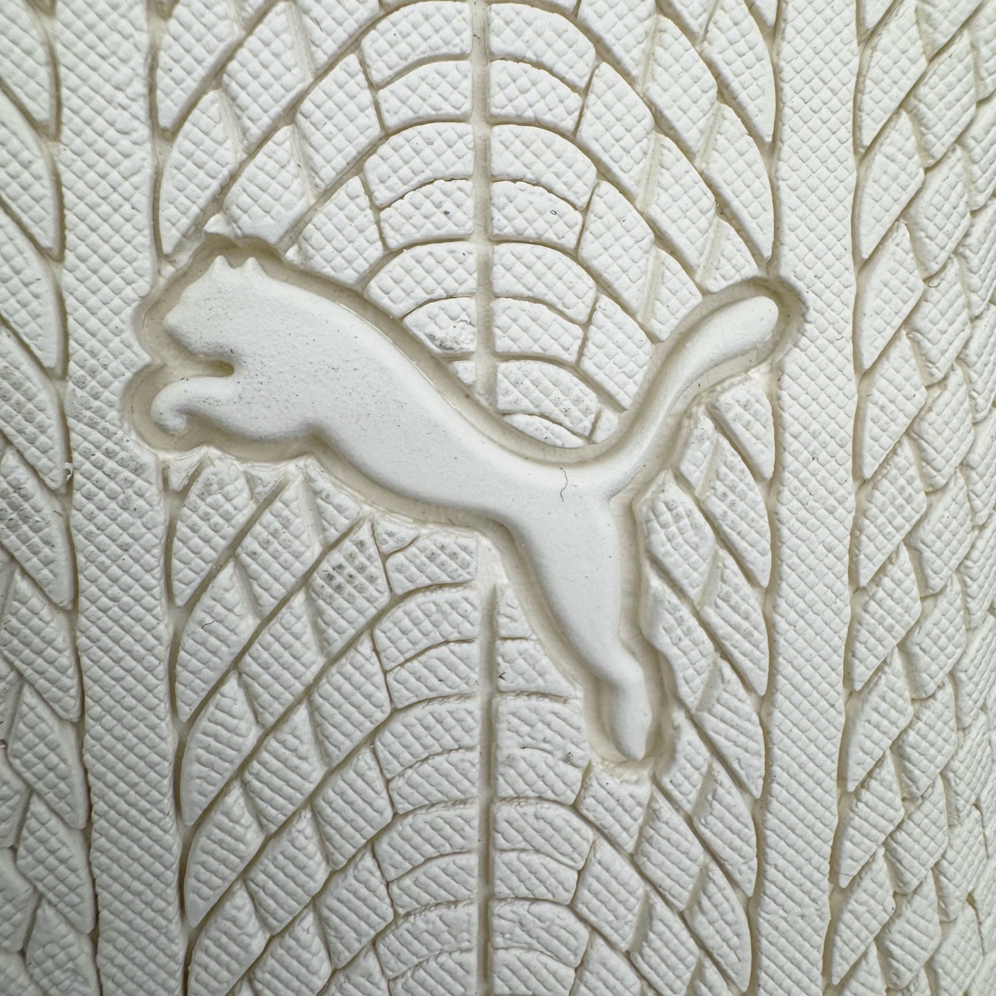 图片[10]-＃CS纯原 Rose x PUMA Speedcat 彪马联名系列情侣薄底赛车德训双鞋带舒适百搭生活休闲鞋 口碑大厂出品 品控大底版型不断改良更新 全套原纸板楦头开发 确保原汁原味 完美呈现版型 一比一鞋头弧度高度鞋身弧度 独家私模原厂航空铝磨具打磨大底 鞋头坡度极致还原 无解鞋型 原盒原配 圈内天花板工艺 原厂玻璃冲刀 超高清洁度 全鞋零毛边皮料切割 原厂中底布 鞋款从80、90年代赛车手所穿的防火赛车鞋为原型，鞋身线条模仿了赛车的流线廓形，体现了空气动力学原理的结构。简约流畅的外观，恰好又和贯穿其中的Formstrip Logo融合恰到好处，视觉上细节丰富且协调。本次Speedcat OG鞋款归来，最大看点自然式保留了窄版鞋型以及薄底构造。这两年各品牌鞋底越做越厚，Speedcat反其道而行之，上脚几乎无鞋底的效果带来耳目一新的视觉体验。鞋面依旧是以质感细腻的麂皮材质打造，并且大面积近乎全包裹的使用，复古味道也愈发浓烈。配色上更是将最原始的黑色和红色带回，向F1赛车队的标志性队服致敬。相信让各位一眼种草的更多是出挑的大红色，上脚即可瞬间点亮整体造型，在以球鞋为核心的OOTD中脱颖而出。而另一款黑色则是低调的万金油，彰显新潮个性的同时又不喧宾夺主，也是热爱简约系穿搭朋友的首选。 尺码：35.5 36 37 37.5 38 38.5 39 40 40.5 41 42 42.5 43 44 44.5 45 46-选品中心