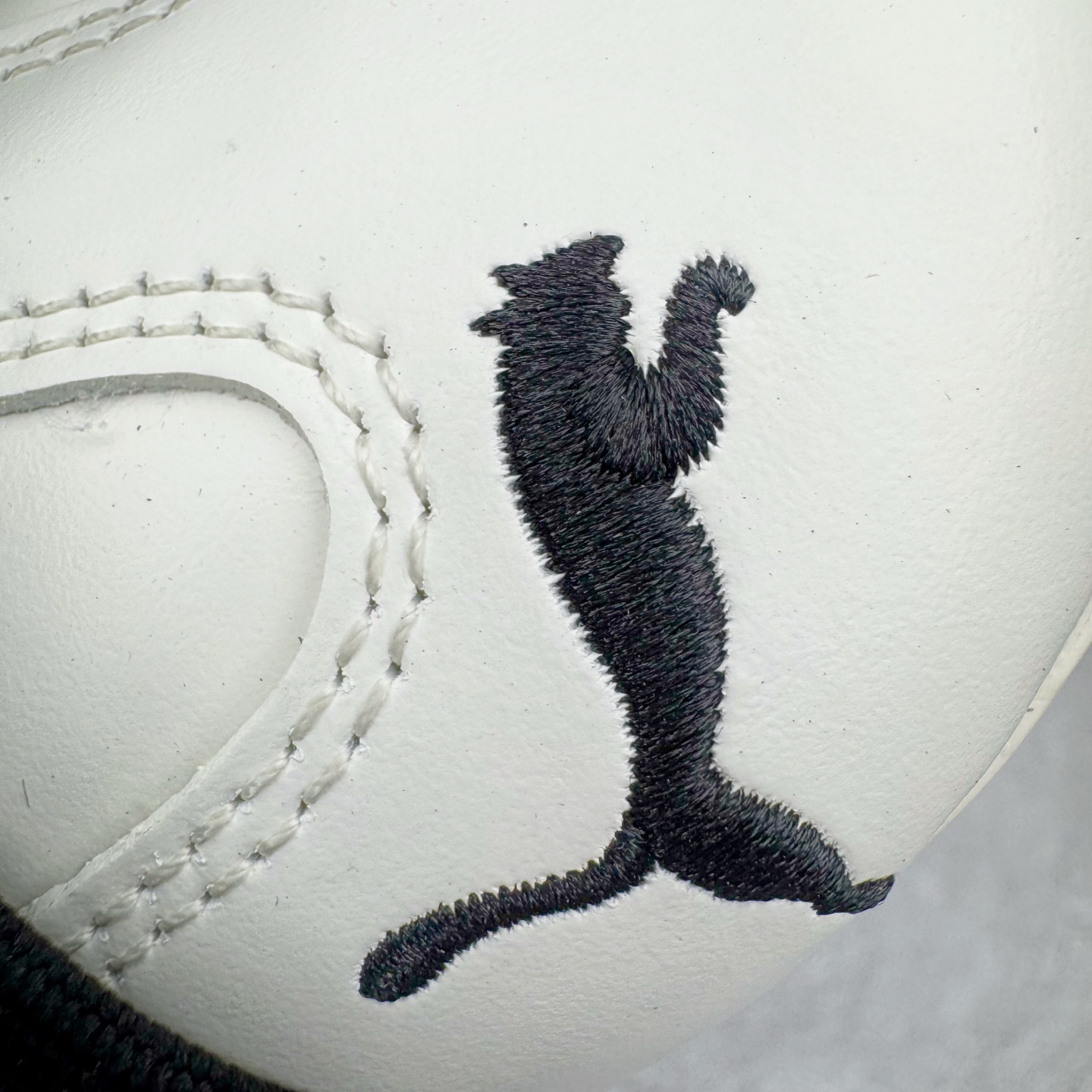 图片[19]-＃CS纯原 Rose x PUMA Speedcat 彪马联名系列情侣薄底赛车德训双鞋带舒适百搭生活休闲鞋 口碑大厂出品 品控大底版型不断改良更新 全套原纸板楦头开发 确保原汁原味 完美呈现版型 一比一鞋头弧度高度鞋身弧度 独家私模原厂航空铝磨具打磨大底 鞋头坡度极致还原 无解鞋型 原盒原配 圈内天花板工艺 原厂玻璃冲刀 超高清洁度 全鞋零毛边皮料切割 原厂中底布 鞋款从80、90年代赛车手所穿的防火赛车鞋为原型，鞋身线条模仿了赛车的流线廓形，体现了空气动力学原理的结构。简约流畅的外观，恰好又和贯穿其中的Formstrip Logo融合恰到好处，视觉上细节丰富且协调。本次Speedcat OG鞋款归来，最大看点自然式保留了窄版鞋型以及薄底构造。这两年各品牌鞋底越做越厚，Speedcat反其道而行之，上脚几乎无鞋底的效果带来耳目一新的视觉体验。鞋面依旧是以质感细腻的麂皮材质打造，并且大面积近乎全包裹的使用，复古味道也愈发浓烈。配色上更是将最原始的黑色和红色带回，向F1赛车队的标志性队服致敬。相信让各位一眼种草的更多是出挑的大红色，上脚即可瞬间点亮整体造型，在以球鞋为核心的OOTD中脱颖而出。而另一款黑色则是低调的万金油，彰显新潮个性的同时又不喧宾夺主，也是热爱简约系穿搭朋友的首选。 尺码：35.5 36 37 37.5 38 38.5 39 40 40.5 41 42 42.5 43 44 44.5 45 46-选品中心