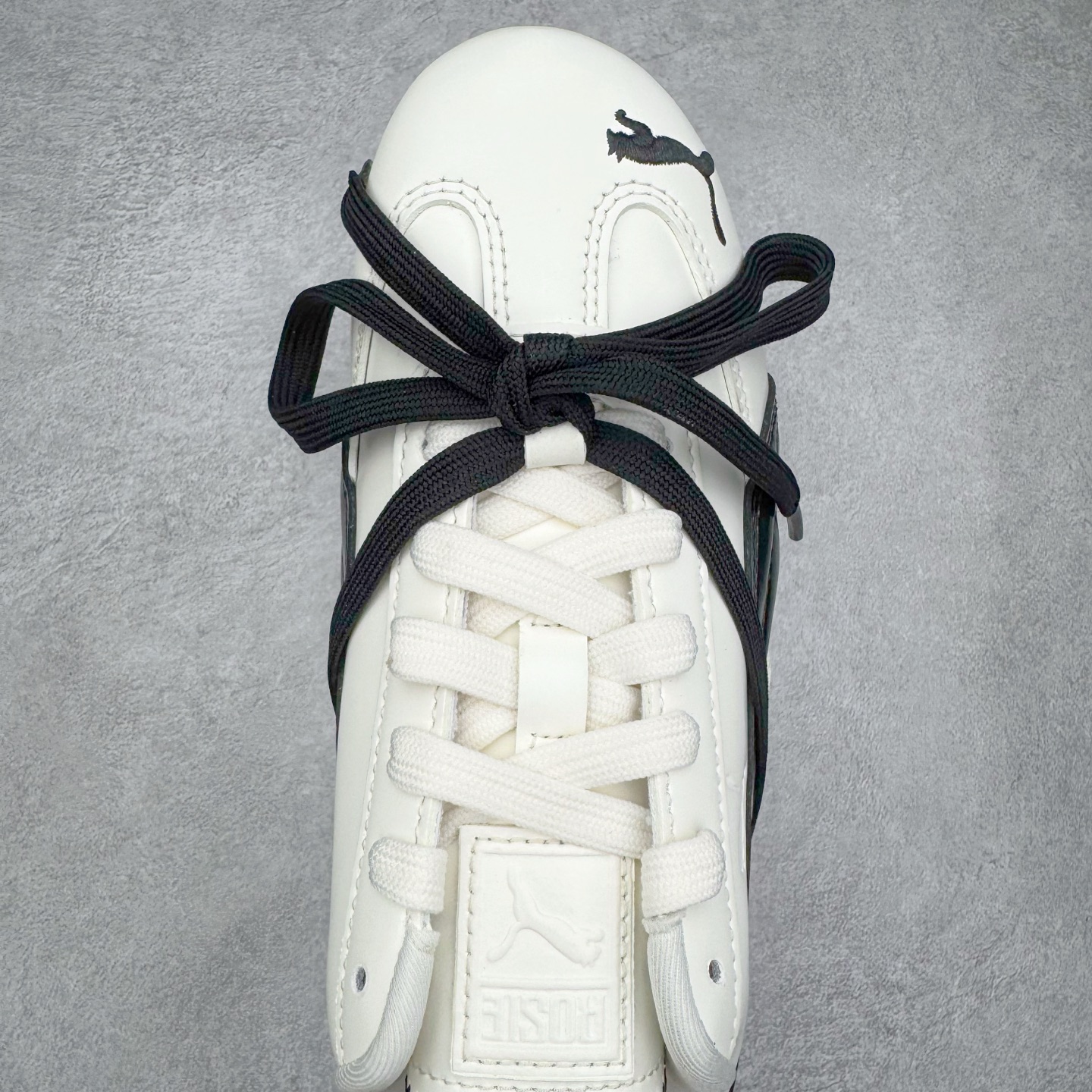 图片[4]-＃CS纯原 Rose x PUMA Speedcat 彪马联名系列情侣薄底赛车德训双鞋带舒适百搭生活休闲鞋 口碑大厂出品 品控大底版型不断改良更新 全套原纸板楦头开发 确保原汁原味 完美呈现版型 一比一鞋头弧度高度鞋身弧度 独家私模原厂航空铝磨具打磨大底 鞋头坡度极致还原 无解鞋型 原盒原配 圈内天花板工艺 原厂玻璃冲刀 超高清洁度 全鞋零毛边皮料切割 原厂中底布 鞋款从80、90年代赛车手所穿的防火赛车鞋为原型，鞋身线条模仿了赛车的流线廓形，体现了空气动力学原理的结构。简约流畅的外观，恰好又和贯穿其中的Formstrip Logo融合恰到好处，视觉上细节丰富且协调。本次Speedcat OG鞋款归来，最大看点自然式保留了窄版鞋型以及薄底构造。这两年各品牌鞋底越做越厚，Speedcat反其道而行之，上脚几乎无鞋底的效果带来耳目一新的视觉体验。鞋面依旧是以质感细腻的麂皮材质打造，并且大面积近乎全包裹的使用，复古味道也愈发浓烈。配色上更是将最原始的黑色和红色带回，向F1赛车队的标志性队服致敬。相信让各位一眼种草的更多是出挑的大红色，上脚即可瞬间点亮整体造型，在以球鞋为核心的OOTD中脱颖而出。而另一款黑色则是低调的万金油，彰显新潮个性的同时又不喧宾夺主，也是热爱简约系穿搭朋友的首选。 尺码：35.5 36 37 37.5 38 38.5 39 40 40.5 41 42 42.5 43 44 44.5 45 46-选品中心