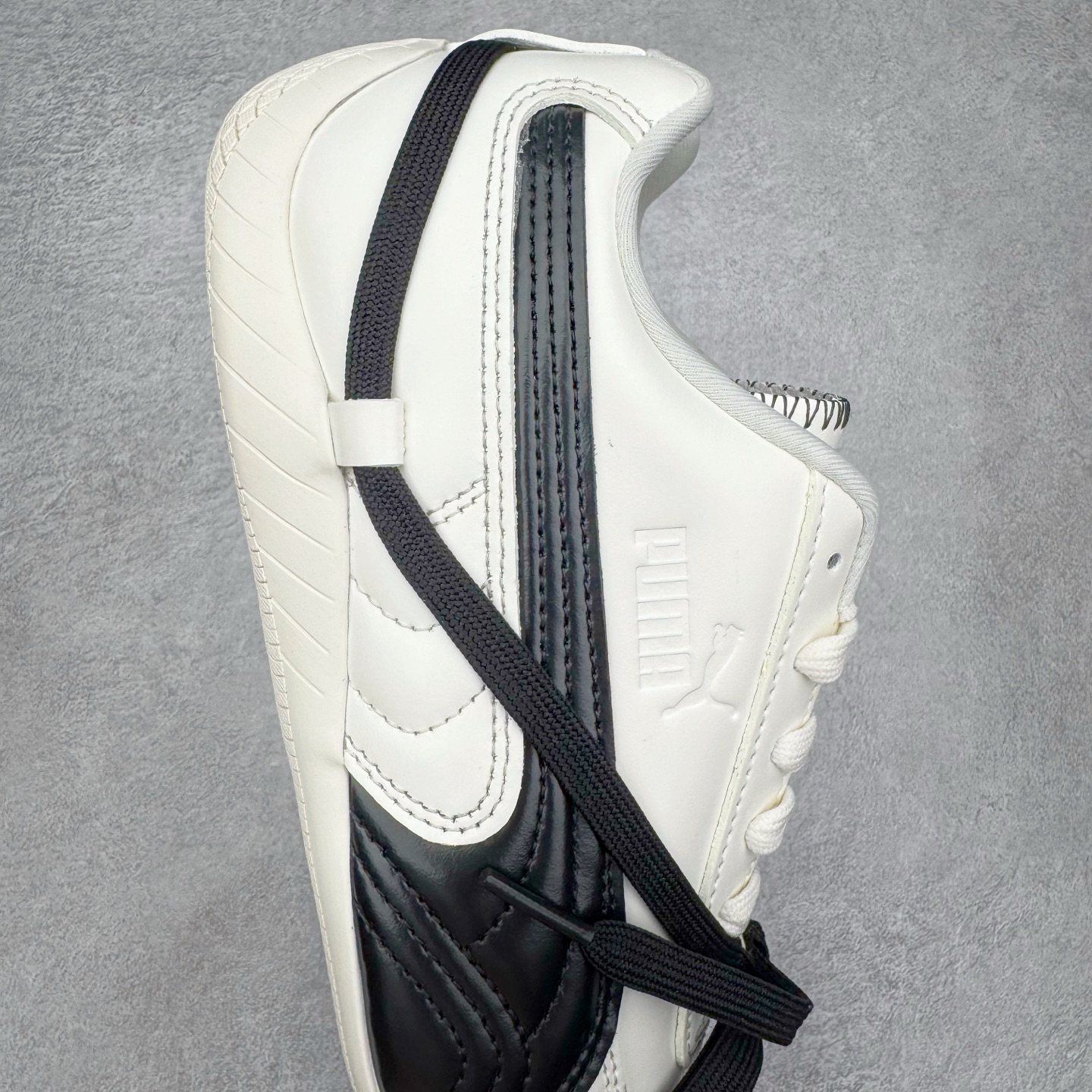 图片[6]-＃CS纯原 Rose x PUMA Speedcat 彪马联名系列情侣薄底赛车德训双鞋带舒适百搭生活休闲鞋 口碑大厂出品 品控大底版型不断改良更新 全套原纸板楦头开发 确保原汁原味 完美呈现版型 一比一鞋头弧度高度鞋身弧度 独家私模原厂航空铝磨具打磨大底 鞋头坡度极致还原 无解鞋型 原盒原配 圈内天花板工艺 原厂玻璃冲刀 超高清洁度 全鞋零毛边皮料切割 原厂中底布 鞋款从80、90年代赛车手所穿的防火赛车鞋为原型，鞋身线条模仿了赛车的流线廓形，体现了空气动力学原理的结构。简约流畅的外观，恰好又和贯穿其中的Formstrip Logo融合恰到好处，视觉上细节丰富且协调。本次Speedcat OG鞋款归来，最大看点自然式保留了窄版鞋型以及薄底构造。这两年各品牌鞋底越做越厚，Speedcat反其道而行之，上脚几乎无鞋底的效果带来耳目一新的视觉体验。鞋面依旧是以质感细腻的麂皮材质打造，并且大面积近乎全包裹的使用，复古味道也愈发浓烈。配色上更是将最原始的黑色和红色带回，向F1赛车队的标志性队服致敬。相信让各位一眼种草的更多是出挑的大红色，上脚即可瞬间点亮整体造型，在以球鞋为核心的OOTD中脱颖而出。而另一款黑色则是低调的万金油，彰显新潮个性的同时又不喧宾夺主，也是热爱简约系穿搭朋友的首选。 尺码：35.5 36 37 37.5 38 38.5 39 40 40.5 41 42 42.5 43 44 44.5 45 46-选品中心