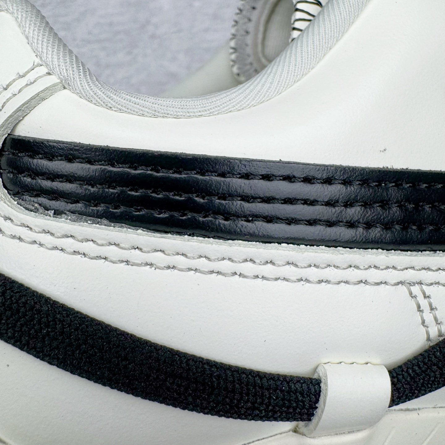 图片[16]-＃CS纯原 Rose x PUMA Speedcat 彪马联名系列情侣薄底赛车德训双鞋带舒适百搭生活休闲鞋 口碑大厂出品 品控大底版型不断改良更新 全套原纸板楦头开发 确保原汁原味 完美呈现版型 一比一鞋头弧度高度鞋身弧度 独家私模原厂航空铝磨具打磨大底 鞋头坡度极致还原 无解鞋型 原盒原配 圈内天花板工艺 原厂玻璃冲刀 超高清洁度 全鞋零毛边皮料切割 原厂中底布 鞋款从80、90年代赛车手所穿的防火赛车鞋为原型，鞋身线条模仿了赛车的流线廓形，体现了空气动力学原理的结构。简约流畅的外观，恰好又和贯穿其中的Formstrip Logo融合恰到好处，视觉上细节丰富且协调。本次Speedcat OG鞋款归来，最大看点自然式保留了窄版鞋型以及薄底构造。这两年各品牌鞋底越做越厚，Speedcat反其道而行之，上脚几乎无鞋底的效果带来耳目一新的视觉体验。鞋面依旧是以质感细腻的麂皮材质打造，并且大面积近乎全包裹的使用，复古味道也愈发浓烈。配色上更是将最原始的黑色和红色带回，向F1赛车队的标志性队服致敬。相信让各位一眼种草的更多是出挑的大红色，上脚即可瞬间点亮整体造型，在以球鞋为核心的OOTD中脱颖而出。而另一款黑色则是低调的万金油，彰显新潮个性的同时又不喧宾夺主，也是热爱简约系穿搭朋友的首选。 尺码：35.5 36 37 37.5 38 38.5 39 40 40.5 41 42 42.5 43 44 44.5 45 46-选品中心