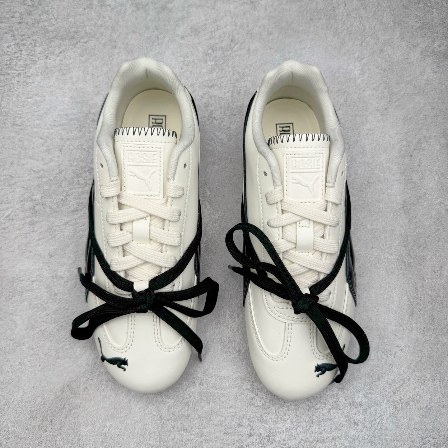 图片[2]-＃CS纯原 Rose x PUMA Speedcat 彪马联名系列情侣薄底赛车德训双鞋带舒适百搭生活休闲鞋 口碑大厂出品 品控大底版型不断改良更新 全套原纸板楦头开发 确保原汁原味 完美呈现版型 一比一鞋头弧度高度鞋身弧度 独家私模原厂航空铝磨具打磨大底 鞋头坡度极致还原 无解鞋型 原盒原配 圈内天花板工艺 原厂玻璃冲刀 超高清洁度 全鞋零毛边皮料切割 原厂中底布 鞋款从80、90年代赛车手所穿的防火赛车鞋为原型，鞋身线条模仿了赛车的流线廓形，体现了空气动力学原理的结构。简约流畅的外观，恰好又和贯穿其中的Formstrip Logo融合恰到好处，视觉上细节丰富且协调。本次Speedcat OG鞋款归来，最大看点自然式保留了窄版鞋型以及薄底构造。这两年各品牌鞋底越做越厚，Speedcat反其道而行之，上脚几乎无鞋底的效果带来耳目一新的视觉体验。鞋面依旧是以质感细腻的麂皮材质打造，并且大面积近乎全包裹的使用，复古味道也愈发浓烈。配色上更是将最原始的黑色和红色带回，向F1赛车队的标志性队服致敬。相信让各位一眼种草的更多是出挑的大红色，上脚即可瞬间点亮整体造型，在以球鞋为核心的OOTD中脱颖而出。而另一款黑色则是低调的万金油，彰显新潮个性的同时又不喧宾夺主，也是热爱简约系穿搭朋友的首选。 尺码：35.5 36 37 37.5 38 38.5 39 40 40.5 41 42 42.5 43 44 44.5 45 46-选品中心