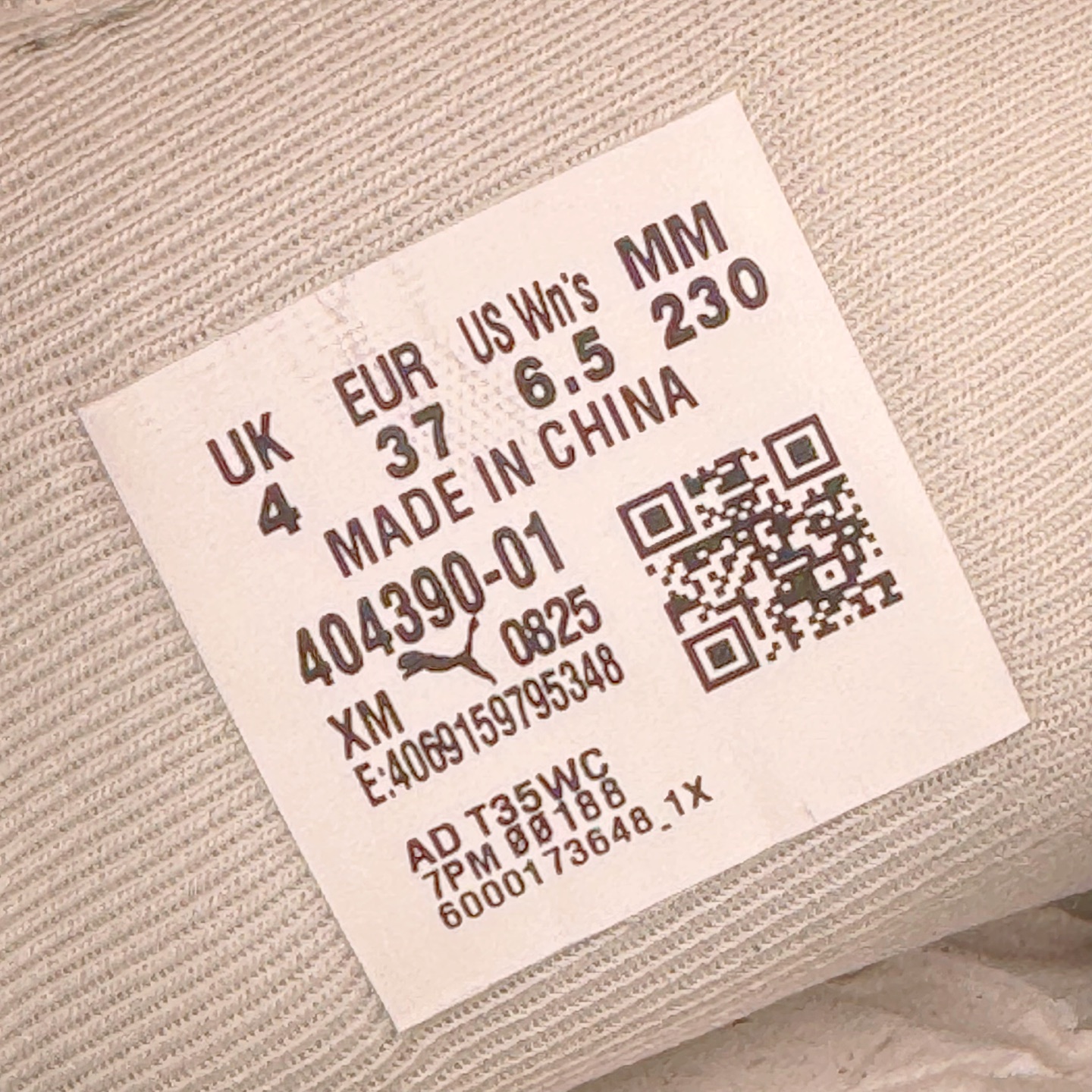 图片[12]-＃CS纯原 Rose x PUMA Speedcat 彪马联名系列情侣薄底赛车德训双鞋带舒适百搭生活休闲鞋 口碑大厂出品 品控大底版型不断改良更新 全套原纸板楦头开发 确保原汁原味 完美呈现版型 一比一鞋头弧度高度鞋身弧度 独家私模原厂航空铝磨具打磨大底 鞋头坡度极致还原 无解鞋型 原盒原配 圈内天花板工艺 原厂玻璃冲刀 超高清洁度 全鞋零毛边皮料切割 原厂中底布 鞋款从80、90年代赛车手所穿的防火赛车鞋为原型，鞋身线条模仿了赛车的流线廓形，体现了空气动力学原理的结构。简约流畅的外观，恰好又和贯穿其中的Formstrip Logo融合恰到好处，视觉上细节丰富且协调。本次Speedcat OG鞋款归来，最大看点自然式保留了窄版鞋型以及薄底构造。这两年各品牌鞋底越做越厚，Speedcat反其道而行之，上脚几乎无鞋底的效果带来耳目一新的视觉体验。鞋面依旧是以质感细腻的麂皮材质打造，并且大面积近乎全包裹的使用，复古味道也愈发浓烈。配色上更是将最原始的黑色和红色带回，向F1赛车队的标志性队服致敬。相信让各位一眼种草的更多是出挑的大红色，上脚即可瞬间点亮整体造型，在以球鞋为核心的OOTD中脱颖而出。而另一款黑色则是低调的万金油，彰显新潮个性的同时又不喧宾夺主，也是热爱简约系穿搭朋友的首选。 尺码：35.5 36 37 37.5 38 38.5 39 40 40.5 41 42 42.5 43 44 44.5 45 46-选品中心