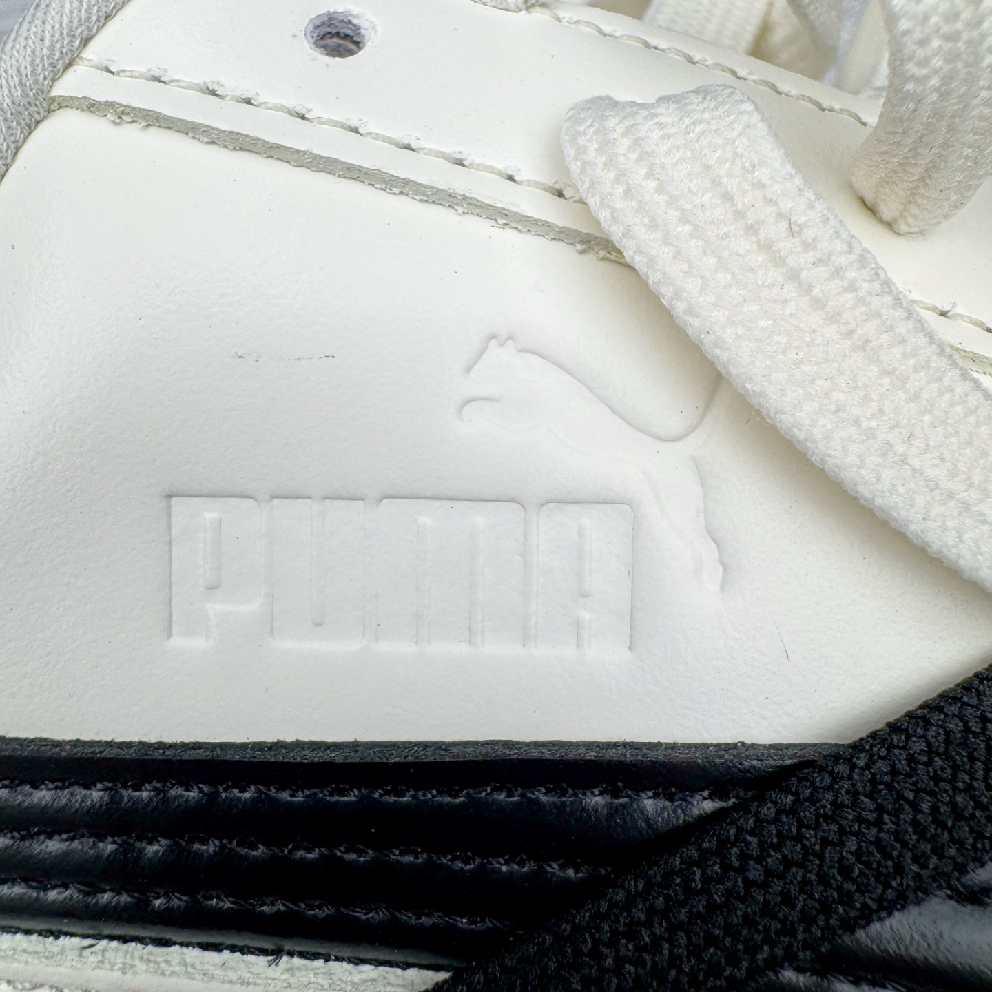 图片[17]-＃CS纯原 Rose x PUMA Speedcat 彪马联名系列情侣薄底赛车德训双鞋带舒适百搭生活休闲鞋 口碑大厂出品 品控大底版型不断改良更新 全套原纸板楦头开发 确保原汁原味 完美呈现版型 一比一鞋头弧度高度鞋身弧度 独家私模原厂航空铝磨具打磨大底 鞋头坡度极致还原 无解鞋型 原盒原配 圈内天花板工艺 原厂玻璃冲刀 超高清洁度 全鞋零毛边皮料切割 原厂中底布 鞋款从80、90年代赛车手所穿的防火赛车鞋为原型，鞋身线条模仿了赛车的流线廓形，体现了空气动力学原理的结构。简约流畅的外观，恰好又和贯穿其中的Formstrip Logo融合恰到好处，视觉上细节丰富且协调。本次Speedcat OG鞋款归来，最大看点自然式保留了窄版鞋型以及薄底构造。这两年各品牌鞋底越做越厚，Speedcat反其道而行之，上脚几乎无鞋底的效果带来耳目一新的视觉体验。鞋面依旧是以质感细腻的麂皮材质打造，并且大面积近乎全包裹的使用，复古味道也愈发浓烈。配色上更是将最原始的黑色和红色带回，向F1赛车队的标志性队服致敬。相信让各位一眼种草的更多是出挑的大红色，上脚即可瞬间点亮整体造型，在以球鞋为核心的OOTD中脱颖而出。而另一款黑色则是低调的万金油，彰显新潮个性的同时又不喧宾夺主，也是热爱简约系穿搭朋友的首选。 尺码：35.5 36 37 37.5 38 38.5 39 40 40.5 41 42 42.5 43 44 44.5 45 46-选品中心