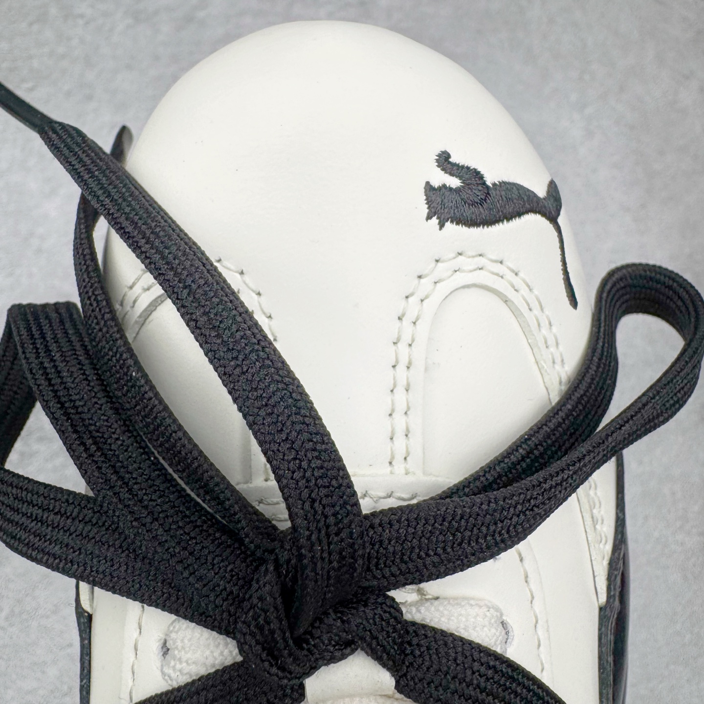 图片[20]-＃CS纯原 Rose x PUMA Speedcat 彪马联名系列情侣薄底赛车德训双鞋带舒适百搭生活休闲鞋 口碑大厂出品 品控大底版型不断改良更新 全套原纸板楦头开发 确保原汁原味 完美呈现版型 一比一鞋头弧度高度鞋身弧度 独家私模原厂航空铝磨具打磨大底 鞋头坡度极致还原 无解鞋型 原盒原配 圈内天花板工艺 原厂玻璃冲刀 超高清洁度 全鞋零毛边皮料切割 原厂中底布 鞋款从80、90年代赛车手所穿的防火赛车鞋为原型，鞋身线条模仿了赛车的流线廓形，体现了空气动力学原理的结构。简约流畅的外观，恰好又和贯穿其中的Formstrip Logo融合恰到好处，视觉上细节丰富且协调。本次Speedcat OG鞋款归来，最大看点自然式保留了窄版鞋型以及薄底构造。这两年各品牌鞋底越做越厚，Speedcat反其道而行之，上脚几乎无鞋底的效果带来耳目一新的视觉体验。鞋面依旧是以质感细腻的麂皮材质打造，并且大面积近乎全包裹的使用，复古味道也愈发浓烈。配色上更是将最原始的黑色和红色带回，向F1赛车队的标志性队服致敬。相信让各位一眼种草的更多是出挑的大红色，上脚即可瞬间点亮整体造型，在以球鞋为核心的OOTD中脱颖而出。而另一款黑色则是低调的万金油，彰显新潮个性的同时又不喧宾夺主，也是热爱简约系穿搭朋友的首选。 尺码：35.5 36 37 37.5 38 38.5 39 40 40.5 41 42 42.5 43 44 44.5 45 46-选品中心