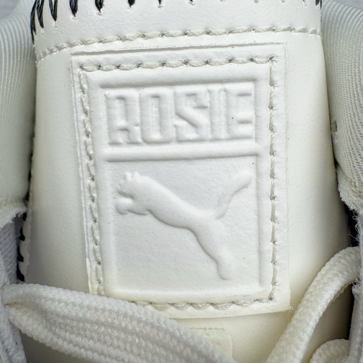 图片[14]-＃CS纯原 Rose x PUMA Speedcat 彪马联名系列情侣薄底赛车德训双鞋带舒适百搭生活休闲鞋 口碑大厂出品 品控大底版型不断改良更新 全套原纸板楦头开发 确保原汁原味 完美呈现版型 一比一鞋头弧度高度鞋身弧度 独家私模原厂航空铝磨具打磨大底 鞋头坡度极致还原 无解鞋型 原盒原配 圈内天花板工艺 原厂玻璃冲刀 超高清洁度 全鞋零毛边皮料切割 原厂中底布 鞋款从80、90年代赛车手所穿的防火赛车鞋为原型，鞋身线条模仿了赛车的流线廓形，体现了空气动力学原理的结构。简约流畅的外观，恰好又和贯穿其中的Formstrip Logo融合恰到好处，视觉上细节丰富且协调。本次Speedcat OG鞋款归来，最大看点自然式保留了窄版鞋型以及薄底构造。这两年各品牌鞋底越做越厚，Speedcat反其道而行之，上脚几乎无鞋底的效果带来耳目一新的视觉体验。鞋面依旧是以质感细腻的麂皮材质打造，并且大面积近乎全包裹的使用，复古味道也愈发浓烈。配色上更是将最原始的黑色和红色带回，向F1赛车队的标志性队服致敬。相信让各位一眼种草的更多是出挑的大红色，上脚即可瞬间点亮整体造型，在以球鞋为核心的OOTD中脱颖而出。而另一款黑色则是低调的万金油，彰显新潮个性的同时又不喧宾夺主，也是热爱简约系穿搭朋友的首选。 尺码：35.5 36 37 37.5 38 38.5 39 40 40.5 41 42 42.5 43 44 44.5 45 46-选品中心