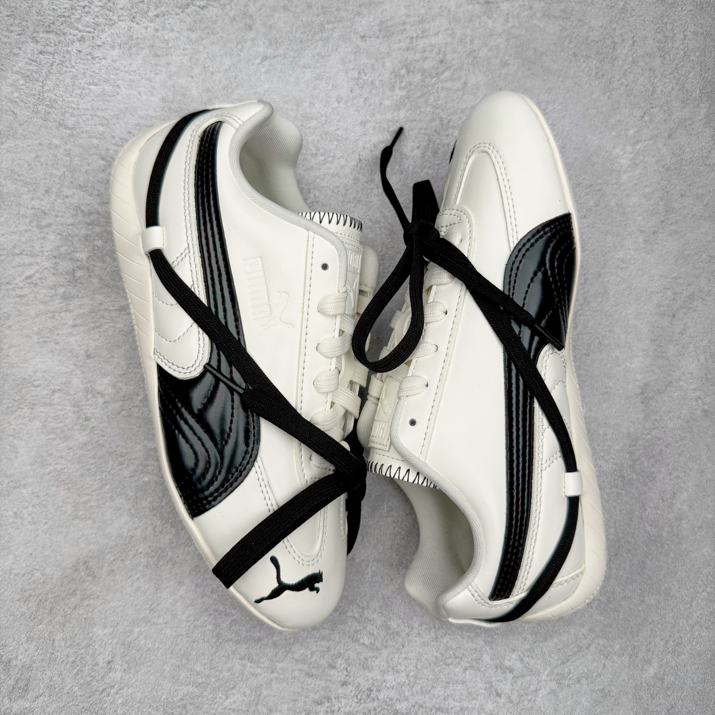 图片[3]-＃CS纯原 Rose x PUMA Speedcat 彪马联名系列情侣薄底赛车德训双鞋带舒适百搭生活休闲鞋 口碑大厂出品 品控大底版型不断改良更新 全套原纸板楦头开发 确保原汁原味 完美呈现版型 一比一鞋头弧度高度鞋身弧度 独家私模原厂航空铝磨具打磨大底 鞋头坡度极致还原 无解鞋型 原盒原配 圈内天花板工艺 原厂玻璃冲刀 超高清洁度 全鞋零毛边皮料切割 原厂中底布 鞋款从80、90年代赛车手所穿的防火赛车鞋为原型，鞋身线条模仿了赛车的流线廓形，体现了空气动力学原理的结构。简约流畅的外观，恰好又和贯穿其中的Formstrip Logo融合恰到好处，视觉上细节丰富且协调。本次Speedcat OG鞋款归来，最大看点自然式保留了窄版鞋型以及薄底构造。这两年各品牌鞋底越做越厚，Speedcat反其道而行之，上脚几乎无鞋底的效果带来耳目一新的视觉体验。鞋面依旧是以质感细腻的麂皮材质打造，并且大面积近乎全包裹的使用，复古味道也愈发浓烈。配色上更是将最原始的黑色和红色带回，向F1赛车队的标志性队服致敬。相信让各位一眼种草的更多是出挑的大红色，上脚即可瞬间点亮整体造型，在以球鞋为核心的OOTD中脱颖而出。而另一款黑色则是低调的万金油，彰显新潮个性的同时又不喧宾夺主，也是热爱简约系穿搭朋友的首选。 尺码：35.5 36 37 37.5 38 38.5 39 40 40.5 41 42 42.5 43 44 44.5 45 46-选品中心