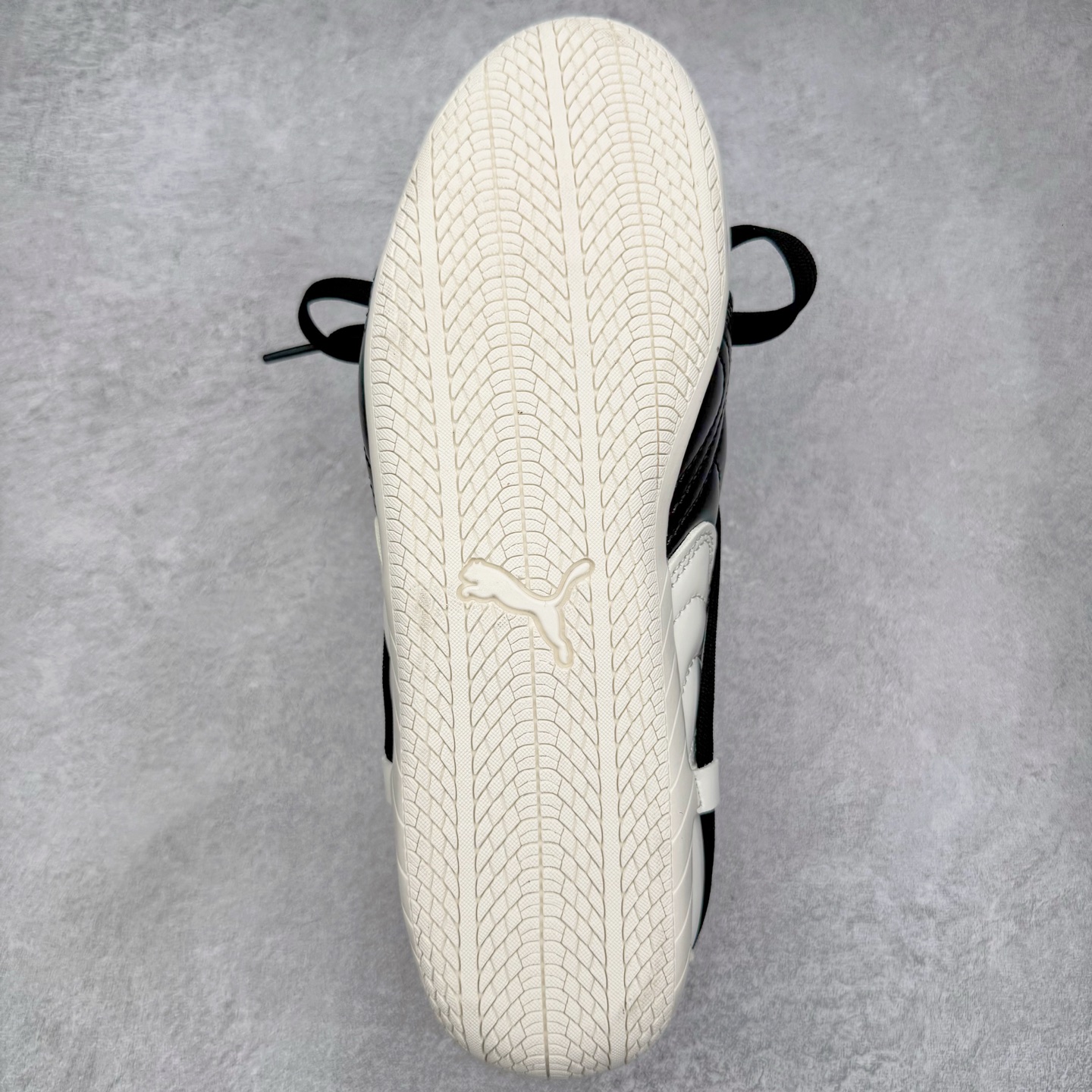 图片[9]-＃CS纯原 Rose x PUMA Speedcat 彪马联名系列情侣薄底赛车德训双鞋带舒适百搭生活休闲鞋 口碑大厂出品 品控大底版型不断改良更新 全套原纸板楦头开发 确保原汁原味 完美呈现版型 一比一鞋头弧度高度鞋身弧度 独家私模原厂航空铝磨具打磨大底 鞋头坡度极致还原 无解鞋型 原盒原配 圈内天花板工艺 原厂玻璃冲刀 超高清洁度 全鞋零毛边皮料切割 原厂中底布 鞋款从80、90年代赛车手所穿的防火赛车鞋为原型，鞋身线条模仿了赛车的流线廓形，体现了空气动力学原理的结构。简约流畅的外观，恰好又和贯穿其中的Formstrip Logo融合恰到好处，视觉上细节丰富且协调。本次Speedcat OG鞋款归来，最大看点自然式保留了窄版鞋型以及薄底构造。这两年各品牌鞋底越做越厚，Speedcat反其道而行之，上脚几乎无鞋底的效果带来耳目一新的视觉体验。鞋面依旧是以质感细腻的麂皮材质打造，并且大面积近乎全包裹的使用，复古味道也愈发浓烈。配色上更是将最原始的黑色和红色带回，向F1赛车队的标志性队服致敬。相信让各位一眼种草的更多是出挑的大红色，上脚即可瞬间点亮整体造型，在以球鞋为核心的OOTD中脱颖而出。而另一款黑色则是低调的万金油，彰显新潮个性的同时又不喧宾夺主，也是热爱简约系穿搭朋友的首选。 尺码：35.5 36 37 37.5 38 38.5 39 40 40.5 41 42 42.5 43 44 44.5 45 46-选品中心