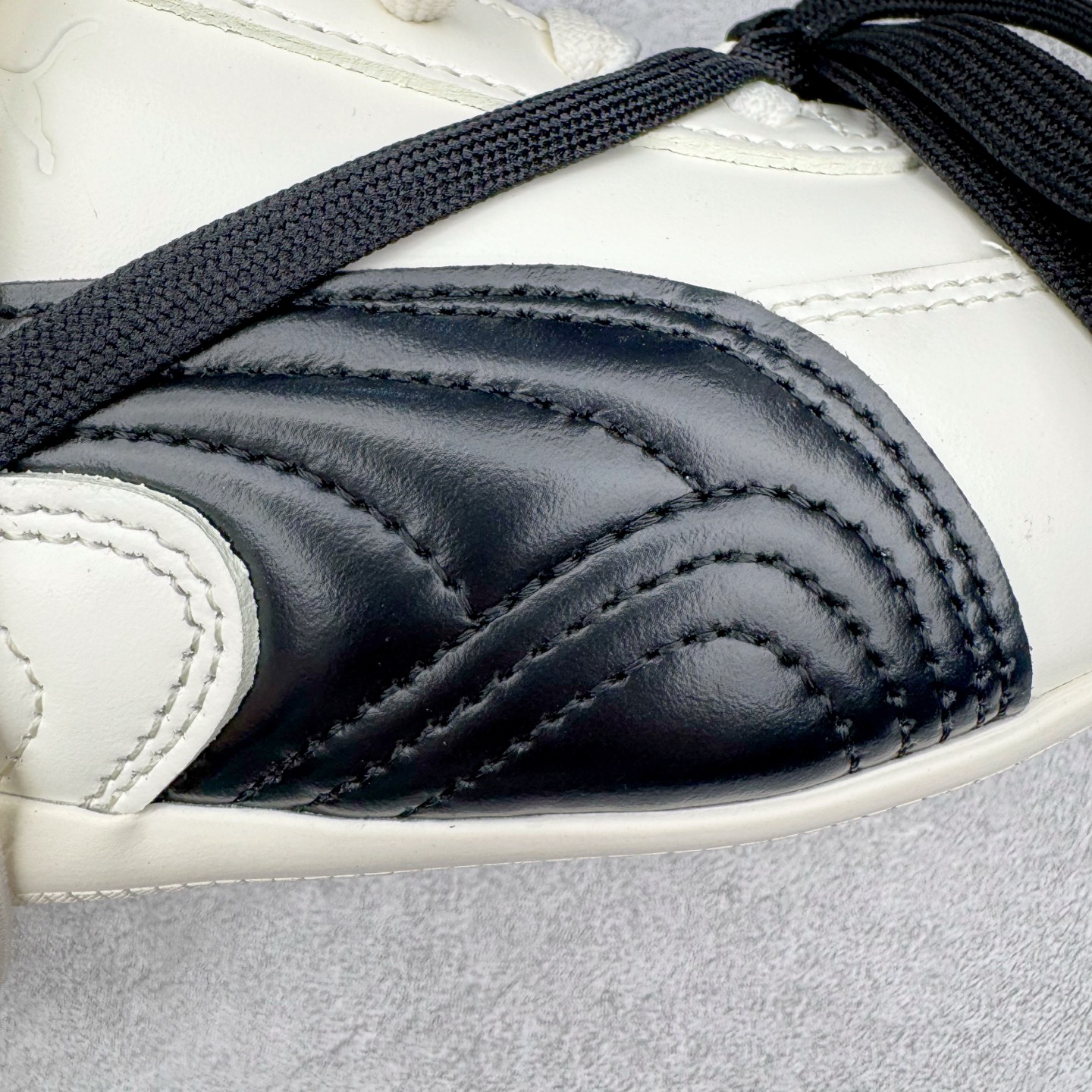 图片[18]-＃CS纯原 Rose x PUMA Speedcat 彪马联名系列情侣薄底赛车德训双鞋带舒适百搭生活休闲鞋 口碑大厂出品 品控大底版型不断改良更新 全套原纸板楦头开发 确保原汁原味 完美呈现版型 一比一鞋头弧度高度鞋身弧度 独家私模原厂航空铝磨具打磨大底 鞋头坡度极致还原 无解鞋型 原盒原配 圈内天花板工艺 原厂玻璃冲刀 超高清洁度 全鞋零毛边皮料切割 原厂中底布 鞋款从80、90年代赛车手所穿的防火赛车鞋为原型，鞋身线条模仿了赛车的流线廓形，体现了空气动力学原理的结构。简约流畅的外观，恰好又和贯穿其中的Formstrip Logo融合恰到好处，视觉上细节丰富且协调。本次Speedcat OG鞋款归来，最大看点自然式保留了窄版鞋型以及薄底构造。这两年各品牌鞋底越做越厚，Speedcat反其道而行之，上脚几乎无鞋底的效果带来耳目一新的视觉体验。鞋面依旧是以质感细腻的麂皮材质打造，并且大面积近乎全包裹的使用，复古味道也愈发浓烈。配色上更是将最原始的黑色和红色带回，向F1赛车队的标志性队服致敬。相信让各位一眼种草的更多是出挑的大红色，上脚即可瞬间点亮整体造型，在以球鞋为核心的OOTD中脱颖而出。而另一款黑色则是低调的万金油，彰显新潮个性的同时又不喧宾夺主，也是热爱简约系穿搭朋友的首选。 尺码：35.5 36 37 37.5 38 38.5 39 40 40.5 41 42 42.5 43 44 44.5 45 46-选品中心