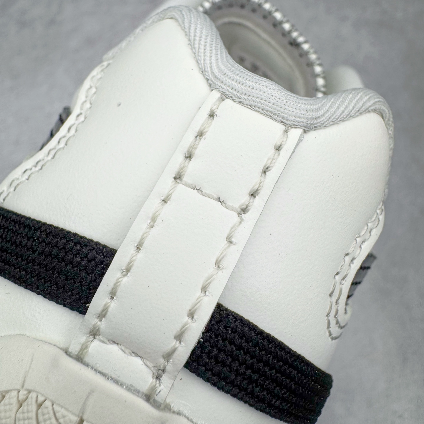 图片[15]-＃CS纯原 Rose x PUMA Speedcat 彪马联名系列情侣薄底赛车德训双鞋带舒适百搭生活休闲鞋 口碑大厂出品 品控大底版型不断改良更新 全套原纸板楦头开发 确保原汁原味 完美呈现版型 一比一鞋头弧度高度鞋身弧度 独家私模原厂航空铝磨具打磨大底 鞋头坡度极致还原 无解鞋型 原盒原配 圈内天花板工艺 原厂玻璃冲刀 超高清洁度 全鞋零毛边皮料切割 原厂中底布 鞋款从80、90年代赛车手所穿的防火赛车鞋为原型，鞋身线条模仿了赛车的流线廓形，体现了空气动力学原理的结构。简约流畅的外观，恰好又和贯穿其中的Formstrip Logo融合恰到好处，视觉上细节丰富且协调。本次Speedcat OG鞋款归来，最大看点自然式保留了窄版鞋型以及薄底构造。这两年各品牌鞋底越做越厚，Speedcat反其道而行之，上脚几乎无鞋底的效果带来耳目一新的视觉体验。鞋面依旧是以质感细腻的麂皮材质打造，并且大面积近乎全包裹的使用，复古味道也愈发浓烈。配色上更是将最原始的黑色和红色带回，向F1赛车队的标志性队服致敬。相信让各位一眼种草的更多是出挑的大红色，上脚即可瞬间点亮整体造型，在以球鞋为核心的OOTD中脱颖而出。而另一款黑色则是低调的万金油，彰显新潮个性的同时又不喧宾夺主，也是热爱简约系穿搭朋友的首选。 尺码：35.5 36 37 37.5 38 38.5 39 40 40.5 41 42 42.5 43 44 44.5 45 46-选品中心