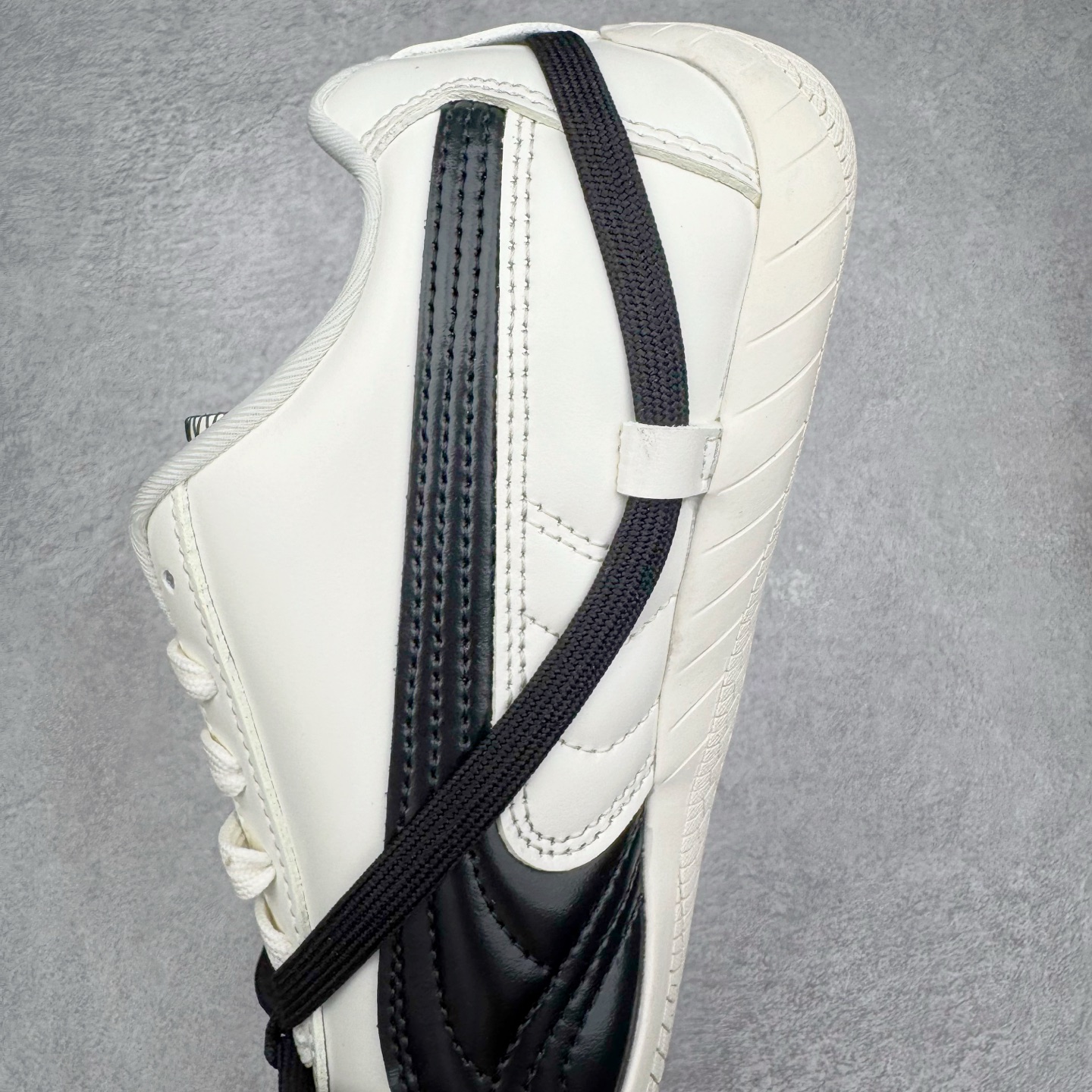 图片[7]-＃CS纯原 Rose x PUMA Speedcat 彪马联名系列情侣薄底赛车德训双鞋带舒适百搭生活休闲鞋 口碑大厂出品 品控大底版型不断改良更新 全套原纸板楦头开发 确保原汁原味 完美呈现版型 一比一鞋头弧度高度鞋身弧度 独家私模原厂航空铝磨具打磨大底 鞋头坡度极致还原 无解鞋型 原盒原配 圈内天花板工艺 原厂玻璃冲刀 超高清洁度 全鞋零毛边皮料切割 原厂中底布 鞋款从80、90年代赛车手所穿的防火赛车鞋为原型，鞋身线条模仿了赛车的流线廓形，体现了空气动力学原理的结构。简约流畅的外观，恰好又和贯穿其中的Formstrip Logo融合恰到好处，视觉上细节丰富且协调。本次Speedcat OG鞋款归来，最大看点自然式保留了窄版鞋型以及薄底构造。这两年各品牌鞋底越做越厚，Speedcat反其道而行之，上脚几乎无鞋底的效果带来耳目一新的视觉体验。鞋面依旧是以质感细腻的麂皮材质打造，并且大面积近乎全包裹的使用，复古味道也愈发浓烈。配色上更是将最原始的黑色和红色带回，向F1赛车队的标志性队服致敬。相信让各位一眼种草的更多是出挑的大红色，上脚即可瞬间点亮整体造型，在以球鞋为核心的OOTD中脱颖而出。而另一款黑色则是低调的万金油，彰显新潮个性的同时又不喧宾夺主，也是热爱简约系穿搭朋友的首选。 尺码：35.5 36 37 37.5 38 38.5 39 40 40.5 41 42 42.5 43 44 44.5 45 46-选品中心