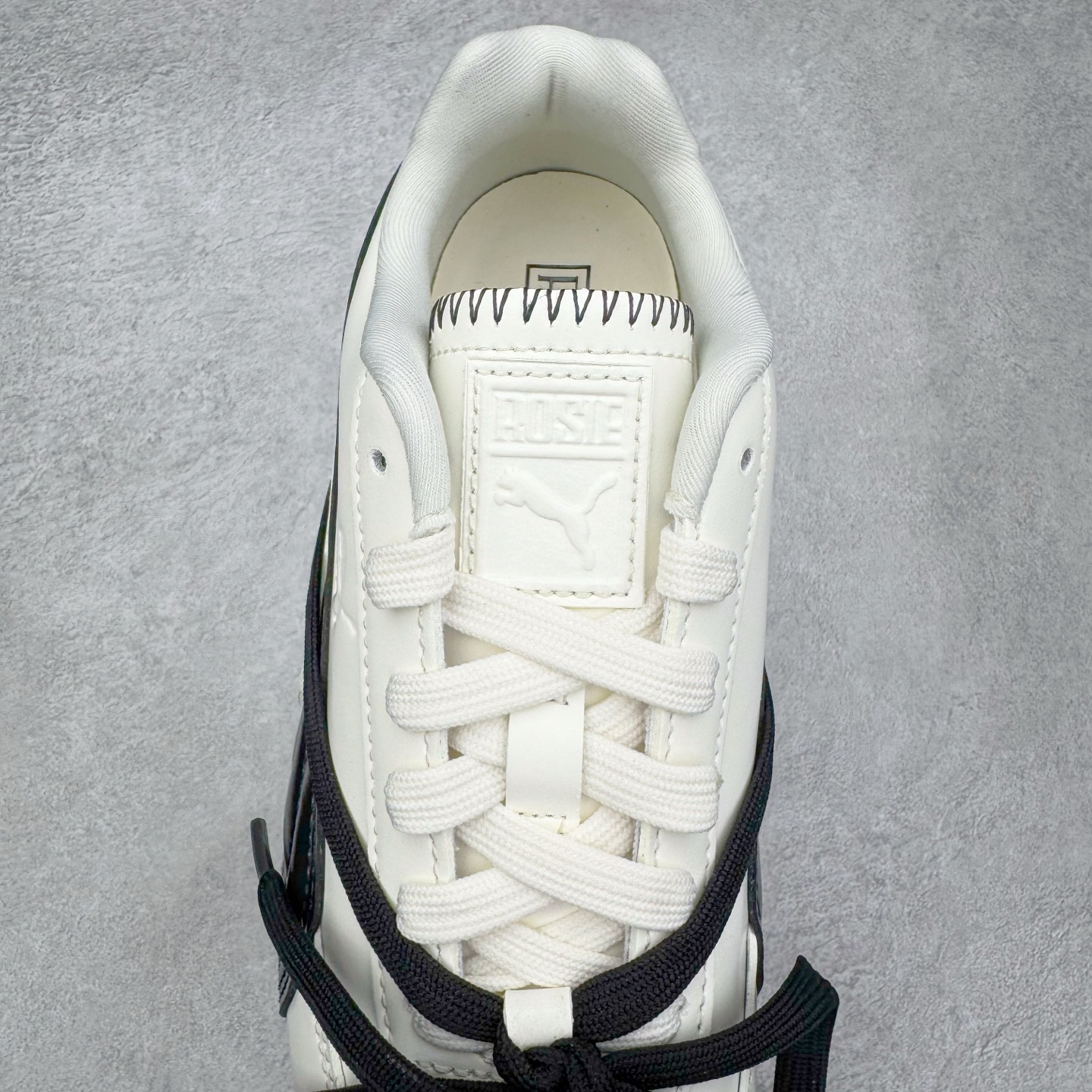 图片[5]-＃CS纯原 Rose x PUMA Speedcat 彪马联名系列情侣薄底赛车德训双鞋带舒适百搭生活休闲鞋 口碑大厂出品 品控大底版型不断改良更新 全套原纸板楦头开发 确保原汁原味 完美呈现版型 一比一鞋头弧度高度鞋身弧度 独家私模原厂航空铝磨具打磨大底 鞋头坡度极致还原 无解鞋型 原盒原配 圈内天花板工艺 原厂玻璃冲刀 超高清洁度 全鞋零毛边皮料切割 原厂中底布 鞋款从80、90年代赛车手所穿的防火赛车鞋为原型，鞋身线条模仿了赛车的流线廓形，体现了空气动力学原理的结构。简约流畅的外观，恰好又和贯穿其中的Formstrip Logo融合恰到好处，视觉上细节丰富且协调。本次Speedcat OG鞋款归来，最大看点自然式保留了窄版鞋型以及薄底构造。这两年各品牌鞋底越做越厚，Speedcat反其道而行之，上脚几乎无鞋底的效果带来耳目一新的视觉体验。鞋面依旧是以质感细腻的麂皮材质打造，并且大面积近乎全包裹的使用，复古味道也愈发浓烈。配色上更是将最原始的黑色和红色带回，向F1赛车队的标志性队服致敬。相信让各位一眼种草的更多是出挑的大红色，上脚即可瞬间点亮整体造型，在以球鞋为核心的OOTD中脱颖而出。而另一款黑色则是低调的万金油，彰显新潮个性的同时又不喧宾夺主，也是热爱简约系穿搭朋友的首选。 尺码：35.5 36 37 37.5 38 38.5 39 40 40.5 41 42 42.5 43 44 44.5 45 46-选品中心