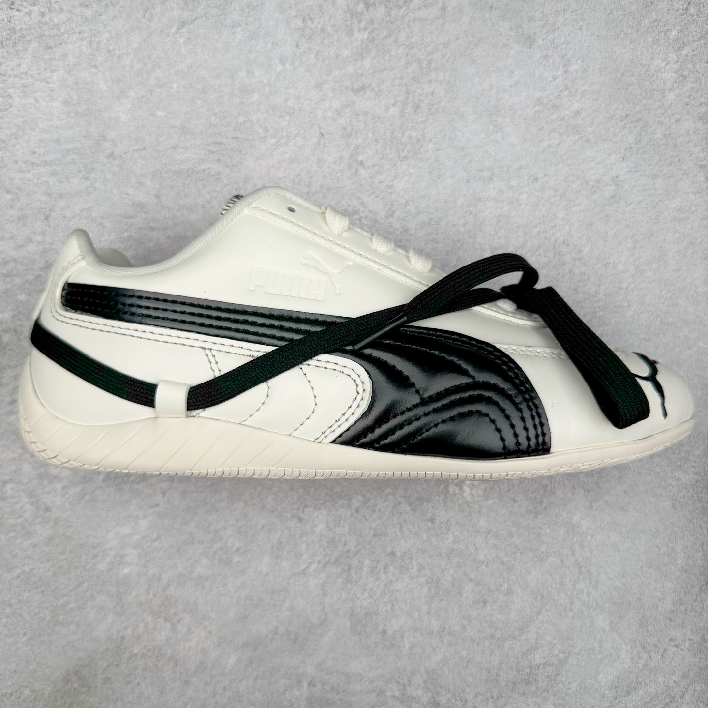 ＃CS纯原 Rose x PUMA Speedcat 彪马联名系列情侣薄底赛车德训双鞋带舒适百搭生活休闲鞋 口碑大厂出品 品控大底版型不断改良更新 全套原纸板楦头开发 确保原汁原味 完美呈现版型 一比一鞋头弧度高度鞋身弧度 独家私模原厂航空铝磨具打磨大底 鞋头坡度极致还原 无解鞋型 原盒原配 圈内天花板工艺 原厂玻璃冲刀 超高清洁度 全鞋零毛边皮料切割 原厂中底布 鞋款从80、90年代赛车手所穿的防火赛车鞋为原型，鞋身线条模仿了赛车的流线廓形，体现了空气动力学原理的结构。简约流畅的外观，恰好又和贯穿其中的Formstrip Logo融合恰到好处，视觉上细节丰富且协调。本次Speedcat OG鞋款归来，最大看点自然式保留了窄版鞋型以及薄底构造。这两年各品牌鞋底越做越厚，Speedcat反其道而行之，上脚几乎无鞋底的效果带来耳目一新的视觉体验。鞋面依旧是以质感细腻的麂皮材质打造，并且大面积近乎全包裹的使用，复古味道也愈发浓烈。配色上更是将最原始的黑色和红色带回，向F1赛车队的标志性队服致敬。相信让各位一眼种草的更多是出挑的大红色，上脚即可瞬间点亮整体造型，在以球鞋为核心的OOTD中脱颖而出。而另一款黑色则是低调的万金油，彰显新潮个性的同时又不喧宾夺主，也是热爱简约系穿搭朋友的首选。 尺码：35.5 36 37 37.5 38 38.5 39 40 40.5 41 42 42.5 43 44 44.5 45 46-选品中心