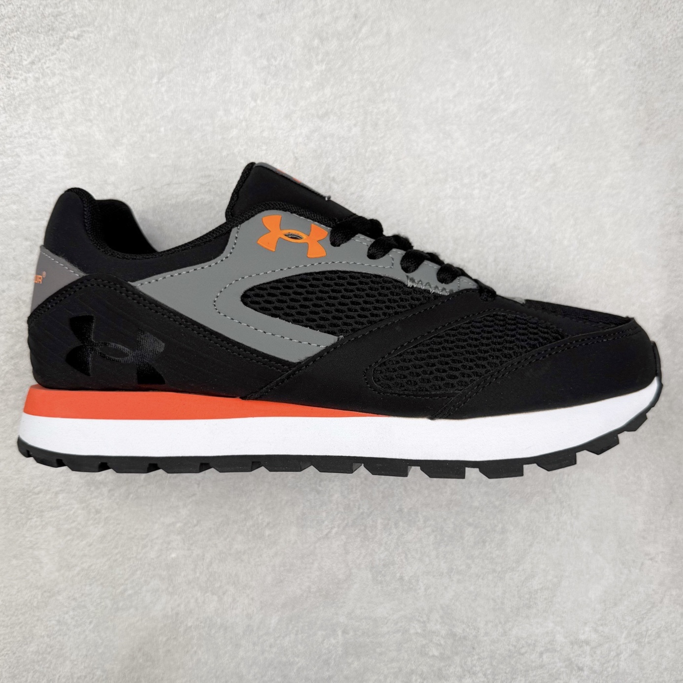 UA安德玛（UNDERARMOUR）Jogger透气运动跑步休闲鞋 运动与生活的完美融合，安德玛Jogger简约而不失时尚感。其线条流畅自然，整体造型符合当下流行的运动休闲风格。经典的黑色配色，低调又百搭，无论是搭配运动裤、牛仔裤还是休闲短裤，都能相得益彰，让你在各种场合都能自信展现个人风格。鞋面上的品牌标识简洁醒目，既彰显了品牌身份，又增添了一份精致感。鞋面采用高品质透气材料，能够让空气自由流通，保持脚部干爽舒适。即使在长时间运动或炎热天气下，也不用担心脚部闷热出汗。同时，这种材料还具备一定的耐磨性，不易磨损，延长了鞋子的使用寿命。鞋底则选用了轻量、防滑且耐磨的材质，具备良好的抓地力，无论是在跑步、健身还是日常行走时，都能为你提供稳定的支撑，有效减少滑倒的风险。此外，鞋底的减震效果也十分出色，能有效缓解运动时对脚部的冲击，保护你的关节健康。尺码： 40 41 42 43 44 45-选品中心