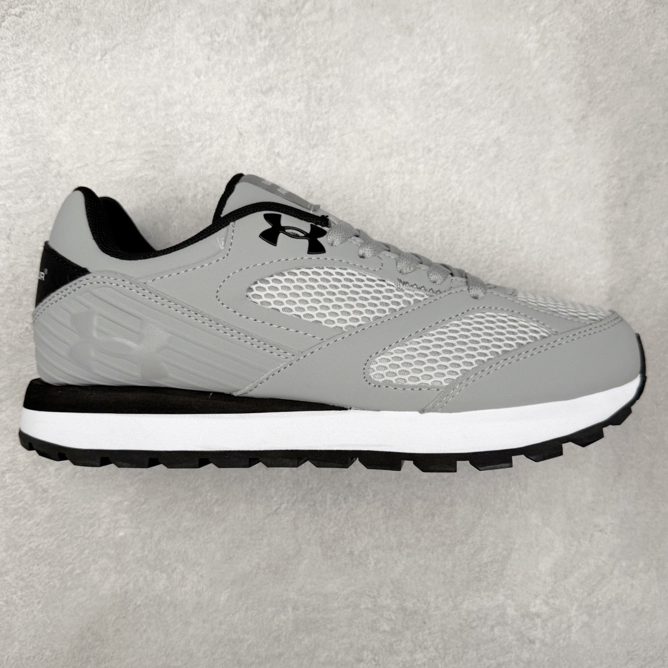 UA安德玛（UNDERARMOUR）Jogger透气运动跑步休闲鞋 运动与生活的完美融合，安德玛Jogger简约而不失时尚感。其线条流畅自然，整体造型符合当下流行的运动休闲风格。经典的黑色配色，低调又百搭，无论是搭配运动裤、牛仔裤还是休闲短裤，都能相得益彰，让你在各种场合都能自信展现个人风格。鞋面上的品牌标识简洁醒目，既彰显了品牌身份，又增添了一份精致感。鞋面采用高品质透气材料，能够让空气自由流通，保持脚部干爽舒适。即使在长时间运动或炎热天气下，也不用担心脚部闷热出汗。同时，这种材料还具备一定的耐磨性，不易磨损，延长了鞋子的使用寿命。鞋底则选用了轻量、防滑且耐磨的材质，具备良好的抓地力，无论是在跑步、健身还是日常行走时，都能为你提供稳定的支撑，有效减少滑倒的风险。此外，鞋底的减震效果也十分出色，能有效缓解运动时对脚部的冲击，保护你的关节健康。尺码： 40 41 42 43 44 45-选品中心