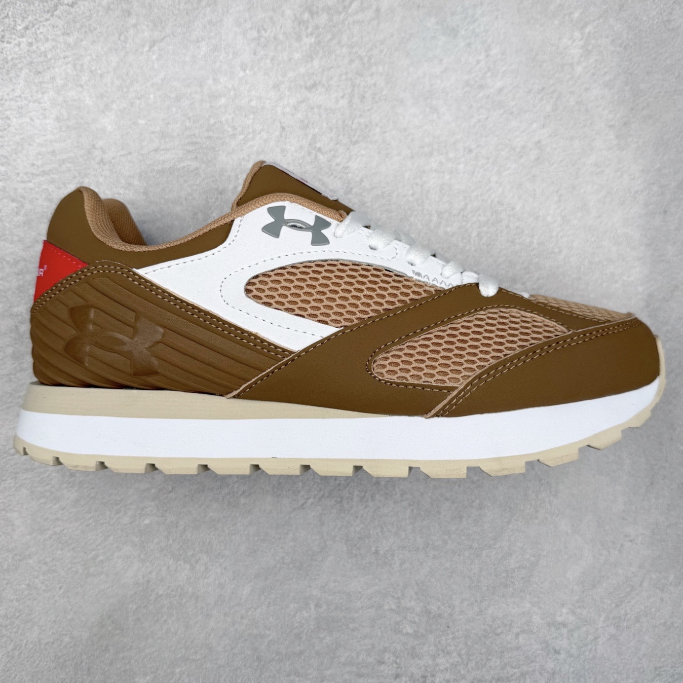 UA安德玛（UNDERARMOUR）Jogger透气运动跑步休闲鞋 运动与生活的完美融合，安德玛Jogger简约而不失时尚感。其线条流畅自然，整体造型符合当下流行的运动休闲风格。经典的黑色配色，低调又百搭，无论是搭配运动裤、牛仔裤还是休闲短裤，都能相得益彰，让你在各种场合都能自信展现个人风格。鞋面上的品牌标识简洁醒目，既彰显了品牌身份，又增添了一份精致感。鞋面采用高品质透气材料，能够让空气自由流通，保持脚部干爽舒适。即使在长时间运动或炎热天气下，也不用担心脚部闷热出汗。同时，这种材料还具备一定的耐磨性，不易磨损，延长了鞋子的使用寿命。鞋底则选用了轻量、防滑且耐磨的材质，具备良好的抓地力，无论是在跑步、健身还是日常行走时，都能为你提供稳定的支撑，有效减少滑倒的风险。此外，鞋底的减震效果也十分出色，能有效缓解运动时对脚部的冲击，保护你的关节健康。尺码： 40 41 42 43 44 45-选品中心