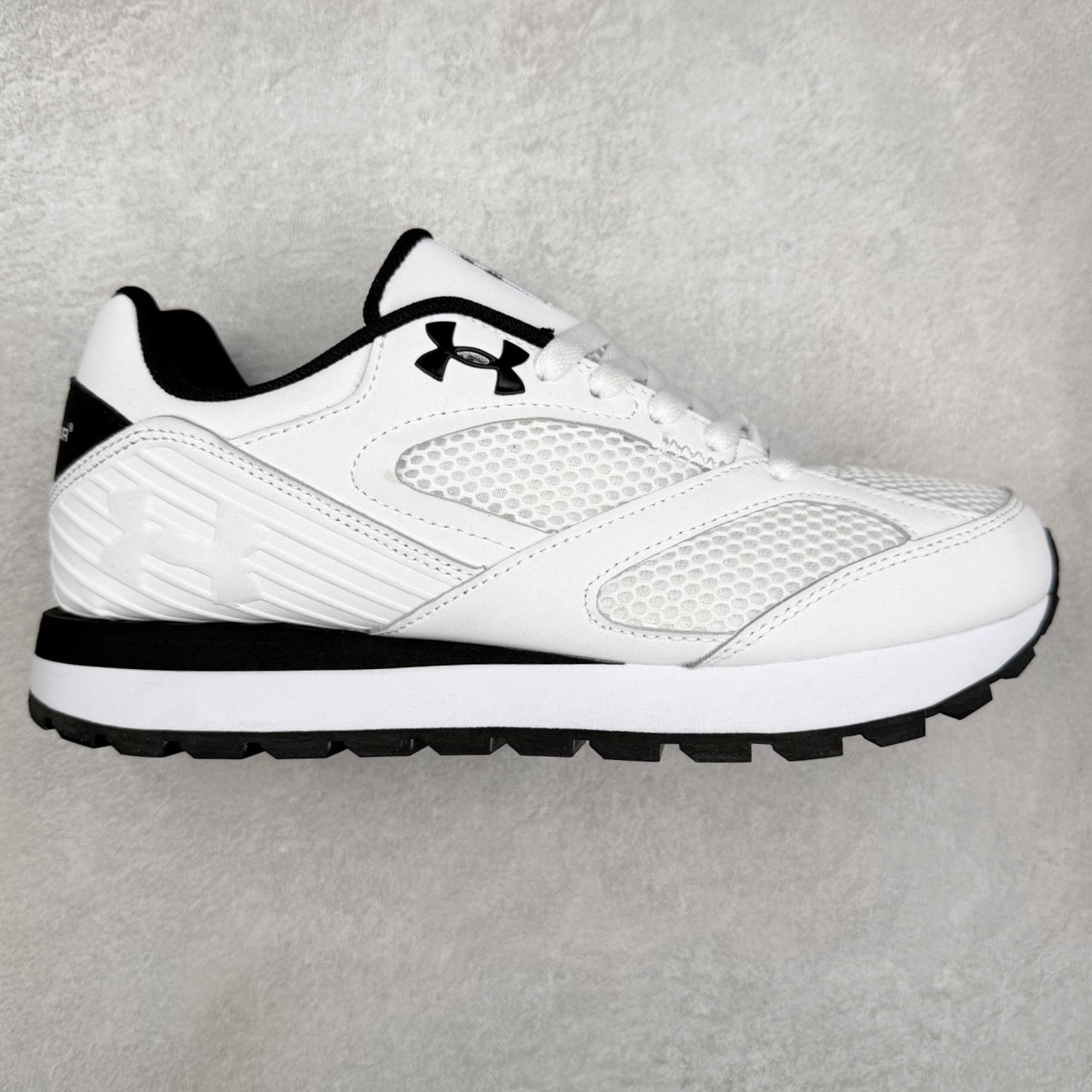 UA安德玛（UNDERARMOUR）Jogger透气运动跑步休闲鞋 运动与生活的完美融合，安德玛Jogger简约而不失时尚感。其线条流畅自然，整体造型符合当下流行的运动休闲风格。经典的黑色配色，低调又百搭，无论是搭配运动裤、牛仔裤还是休闲短裤，都能相得益彰，让你在各种场合都能自信展现个人风格。鞋面上的品牌标识简洁醒目，既彰显了品牌身份，又增添了一份精致感。鞋面采用高品质透气材料，能够让空气自由流通，保持脚部干爽舒适。即使在长时间运动或炎热天气下，也不用担心脚部闷热出汗。同时，这种材料还具备一定的耐磨性，不易磨损，延长了鞋子的使用寿命。鞋底则选用了轻量、防滑且耐磨的材质，具备良好的抓地力，无论是在跑步、健身还是日常行走时，都能为你提供稳定的支撑，有效减少滑倒的风险。此外，鞋底的减震效果也十分出色，能有效缓解运动时对脚部的冲击，保护你的关节健康。尺码： 40 41 42 43 44 45-选品中心