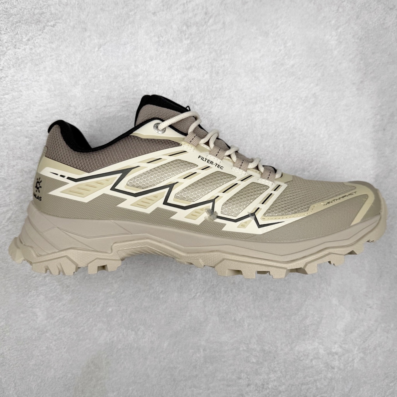 KAILAS 凯乐石远征5代 FLT 舒适简约经典登山 防滑耐磨防水低帮徒步鞋 KAILAS凯乐石品牌是全球三大全系攀登品牌之一，于2003年创立于中国广州，致力于为有攀登梦想的户外运动员及爱好者，研发制造功能性专业装备，满足他们在极限环境下安全舒适的需求，凯乐石专注于科技面料的开发及专业功能设计，产品线覆盖登山、攀岩、徒步、越野跑山、露营、旅行等多项户外运动，通过运动员的测试反馈，不断进化迭代，产品荣获国内外大奖71座，发明专利21个，更突破性的自主研发攀登器械，打造出中国的攀登硬实力。实拍调校N版已经零色差零失真 百分百还原实物色彩所见即所得 不存在货不对板色差等低级问题 选购参考实物拍摄 不混卖不参货 只用心做好货严格选品 承诺混一赔十 尺码：36 36.5 37.5 38 38.5 39 40 40.5 41 42 42.5 43 44 44.5 45-选品中心