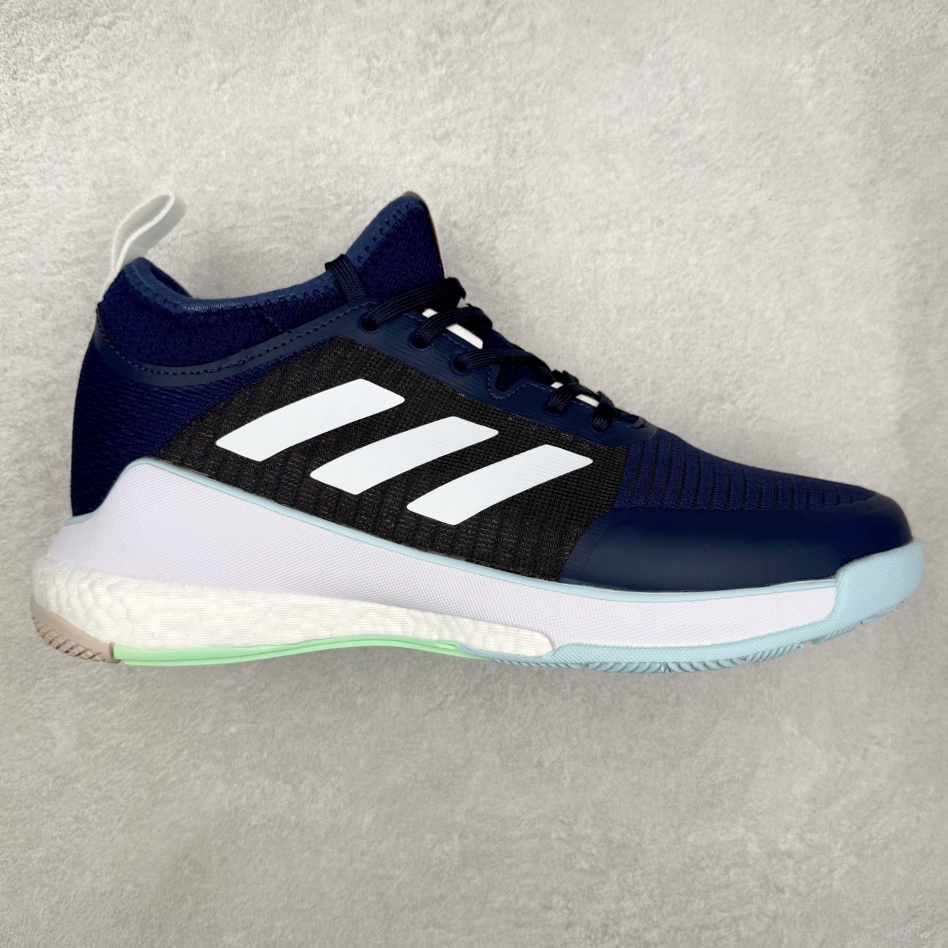 AD Crazyflight Mid 减震防滑中帮训练鞋 男女同款 HQ3488 借助Crazyflight,您可以在球场上获得所需的支撑性贴合性，灵敏的缓冲性和透气舒适性。弹力网眼鞋面透气，可保持凉爽。TPU纱线中足护具可保持轻巧的感觉和透气性，同时提供横向稳定性。蕾丝封扣带来舒适款式。鞋跟中的绒面革衬里感觉舒适且光滑。BOOST技术可提供灵敏，缓冲的感觉，吸收震动并保持飞行。模压鞋垫可提供额外缓冲。耐用的橡胶外底可在所有方向提供牵引力和耐用性。实拍调校N版已经零色差零失真 百分百还原实物色彩所见即所得 不存在货不对板色差等低级问题 选购参考实物拍摄 不混卖不参货 只用心做好货严格选品 承诺混一赔十 尺码：36 36.5 37.5 38 38.5 39 40 40.5 41 42 42.5 43 44 44.5 45 46-选品中心