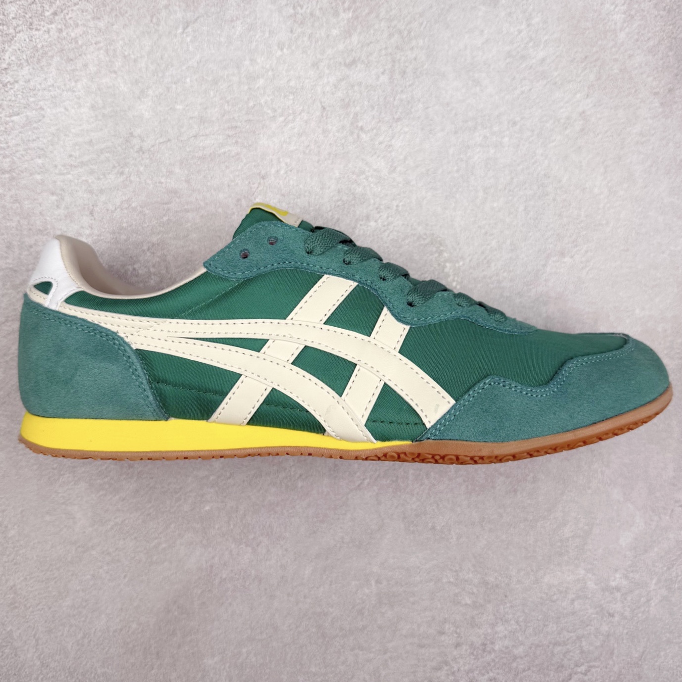 Onitsuka 鬼冢虎 Serrano系列 潮流舒适轻便生活休闲鞋 上架实拍鞋面采用翻毛皮和牛津布面设计制作,透气性好,包裹感很强。鞋底采用防滑耐磨橡胶大底,脚感轻便舒适。鞋掌做了加宽处理,穿着更加舒适。尺码:36 37 37.5 38 39 39.5 40 40.5 41.5 42 42.5 43.5 44 45-选品中心