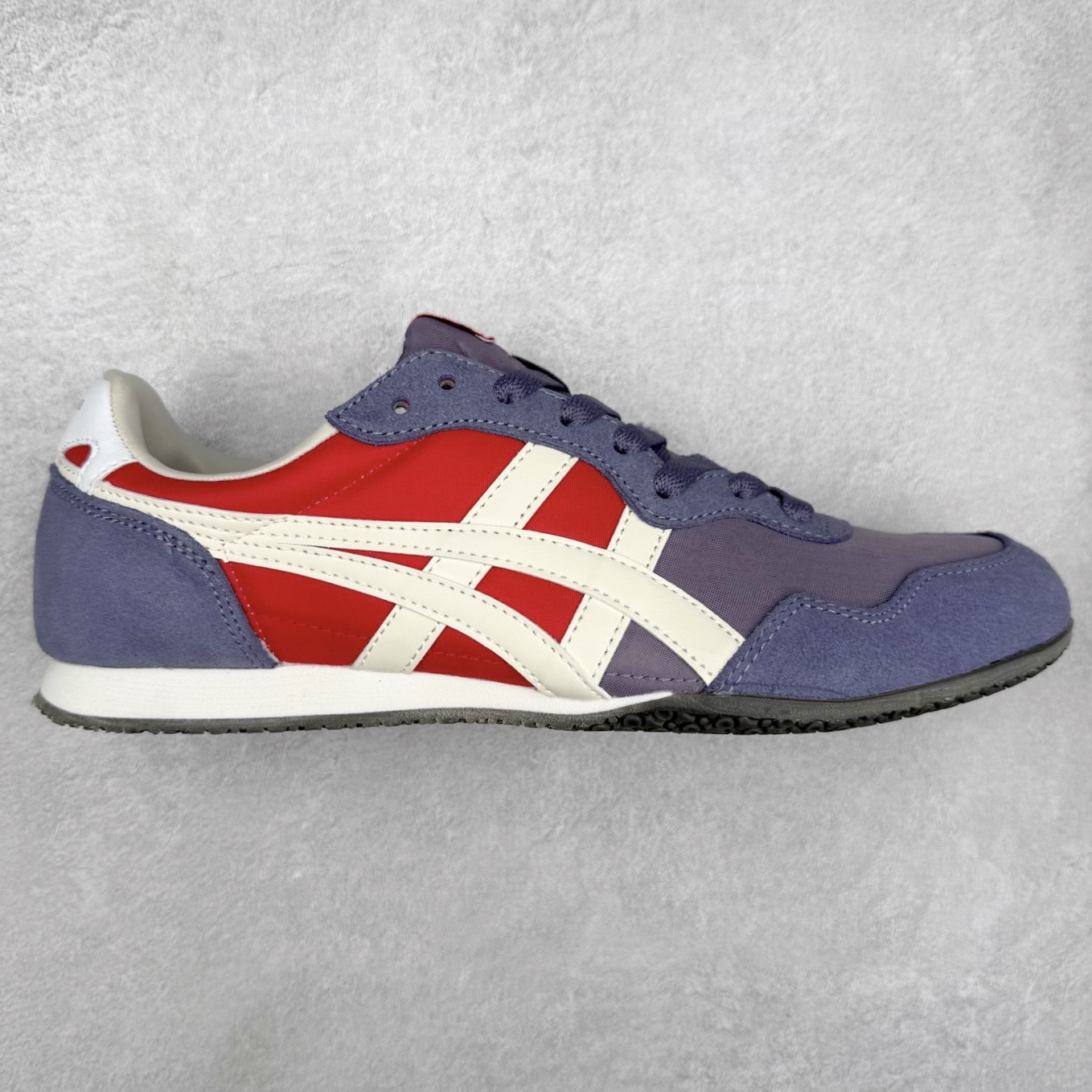 Onitsuka 鬼冢虎 Serrano系列 潮流舒适轻便生活休闲鞋 上架实拍鞋面采用翻毛皮和牛津布面设计制作，透气性好，包裹感很强。鞋底采用防滑耐磨橡胶大底，脚感轻便舒适。鞋掌做了加宽处理，穿着更加舒适。尺码：36 37 37.5 38 39 39.5 40 40.5 41.5 42 42.5 43.5 44 45-选品中心