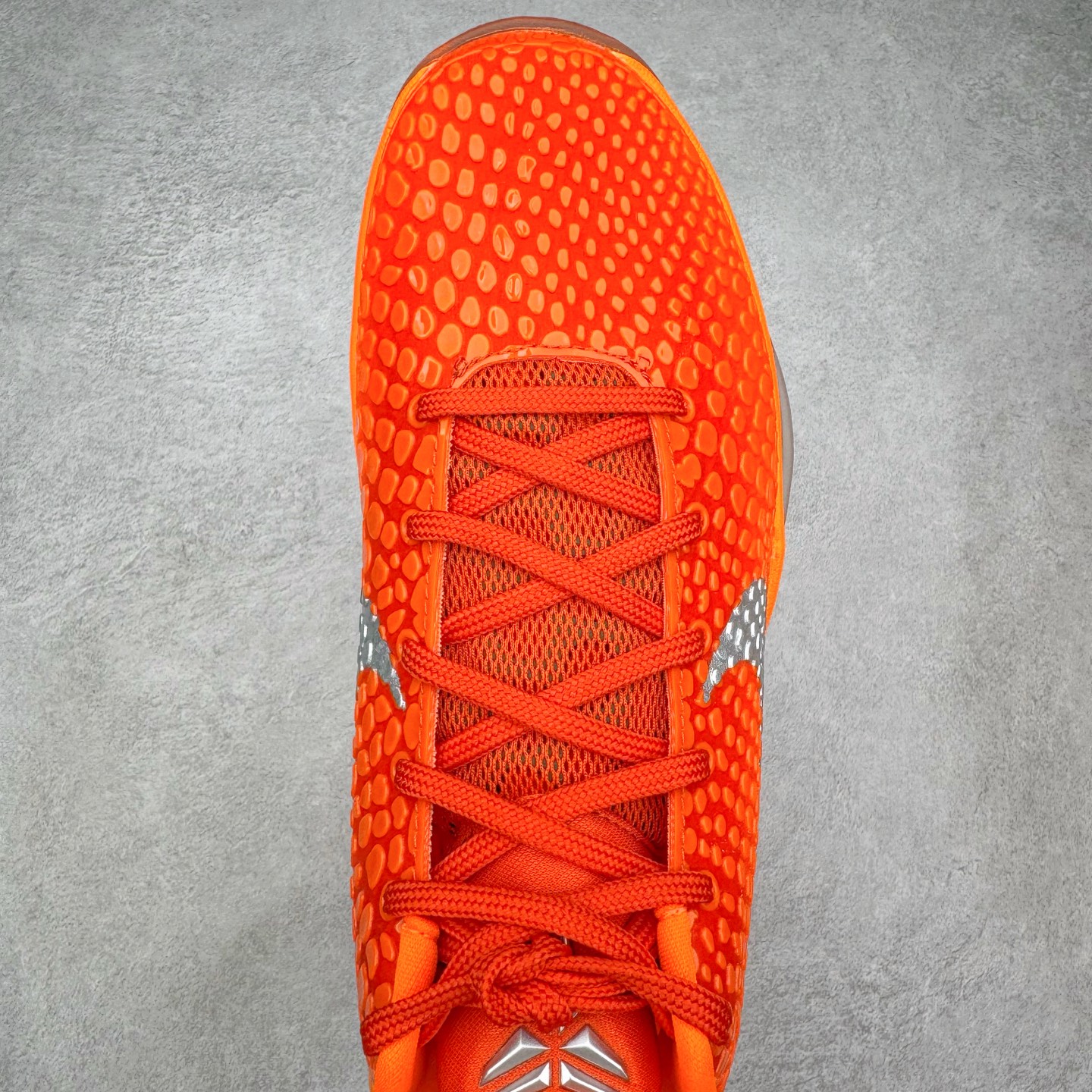 图片[4]-＃H12纯原 NK Zoom Kobe 6 Protro 科比六代 橙银色 IH1871-800 完美复刻公司货 前掌超大Zoom Turbo气垫 后掌EVA缓震 真正的原汁原味 还原ZP脚感 全身鞋材卡料色独家定制 唯一正确喷漆工艺Swoosh 正确凹凸蛇鳞工艺 正确鞋面渐变效果 内全置真动飞态线 独立原厂模具 最大尺码达到48.5码 首批不拼图大几率过验 亲测已过 支持各种高强度实战 无需担心 上脚价 补货周期极长 脚宽建议买大半码 科比系列前掌偏窄 不影响二次销售 支持七天无理由退换 尺码：41 42 42.5 43 44 44.5 45 45.5 46 47.5 48.5 49.5-选品中心