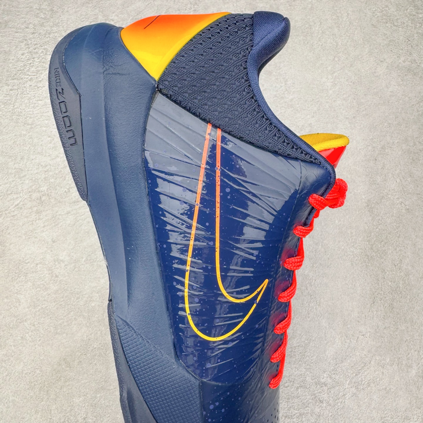 图片[6]-＃H12纯原 Caitlin Clark x Nike Kobe 5 Protro “Indiana Fever” 科比5代克拉克森联名蓝色 IM3207-400 完美复刻公司货 前掌超大Zoom Turbo气垫 后掌EVA缓震 真正的原汁原味 还原ZP脚感 全身鞋材卡料色独家定制 唯一正确喷漆工艺Swoosh 正确凹凸蛇鳞工艺 正确鞋面渐变效果 内全置真动飞态线 独立原厂模具 最大尺码达到49.5码 首批不拼图大几率过验 亲测已过 支持各种高强度实战 无需担心 上脚价 补货周期极长 脚宽建议买大半码 科比系列前掌偏窄 不影响二次销售 支持七天无理由退换 尺码：41 42 42.5 43 44 44.5 45 45.5 46 47.5 48.5 49.5-选品中心