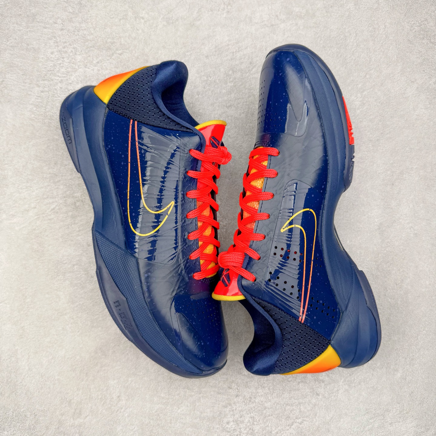 图片[3]-＃H12纯原 Caitlin Clark x Nike Kobe 5 Protro “Indiana Fever” 科比5代克拉克森联名蓝色 IM3207-400 完美复刻公司货 前掌超大Zoom Turbo气垫 后掌EVA缓震 真正的原汁原味 还原ZP脚感 全身鞋材卡料色独家定制 唯一正确喷漆工艺Swoosh 正确凹凸蛇鳞工艺 正确鞋面渐变效果 内全置真动飞态线 独立原厂模具 最大尺码达到49.5码 首批不拼图大几率过验 亲测已过 支持各种高强度实战 无需担心 上脚价 补货周期极长 脚宽建议买大半码 科比系列前掌偏窄 不影响二次销售 支持七天无理由退换 尺码：41 42 42.5 43 44 44.5 45 45.5 46 47.5 48.5 49.5-选品中心