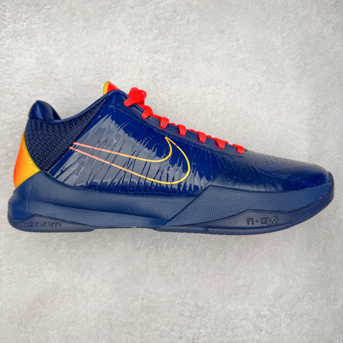 ＃H12纯原 Caitlin Clark x Nike Kobe 5 Protro “Indiana Fever” 科比5代克拉克森联名蓝色 IM3207-400 完美复刻公司货 前掌超大Zoom Turbo气垫 后掌EVA缓震 真正的原汁原味 还原ZP脚感 全身鞋材卡料色独家定制 唯一正确喷漆工艺Swoosh 正确凹凸蛇鳞工艺 正确鞋面渐变效果 内全置真动飞态线 独立原厂模具 最大尺码达到49.5码 首批不拼图大几率过验 亲测已过 支持各种高强度实战 无需担心 上脚价 补货周期极长 脚宽建议买大半码 科比系列前掌偏窄 不影响二次销售 支持七天无理由退换 尺码：41 42 42.5 43 44 44.5 45 45.5 46 47.5 48.5 49.5-选品中心