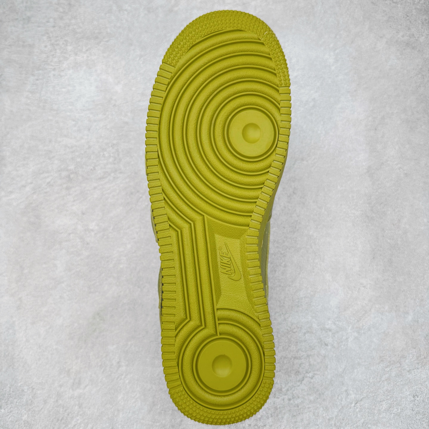 图片[9]-＃S2纯原 CPFM x NK Air Force 1 07 Low 空军一号系列低帮经典百搭休闲运动板鞋“联名放大补丁字母” FQ7069-300 近日，A$AP Bari 在其官方社交媒体上预告了 Cactus Plant Flea Market (CPFM) 和 Nike Air Force 1 Low 的全新配色。此次全新推出的紫色和苔藓绿配色，保留了原始黑白版本的标志性风格，均采用皮革鞋面、尼龙鞋舌、带有反光底衬的「AIR SUNSHINE」及同色 AF1 橡胶鞋底。尺码：39 40 40.5 41 42 42.5 43 44 44.5 45 46 47.5 48.5-选品中心