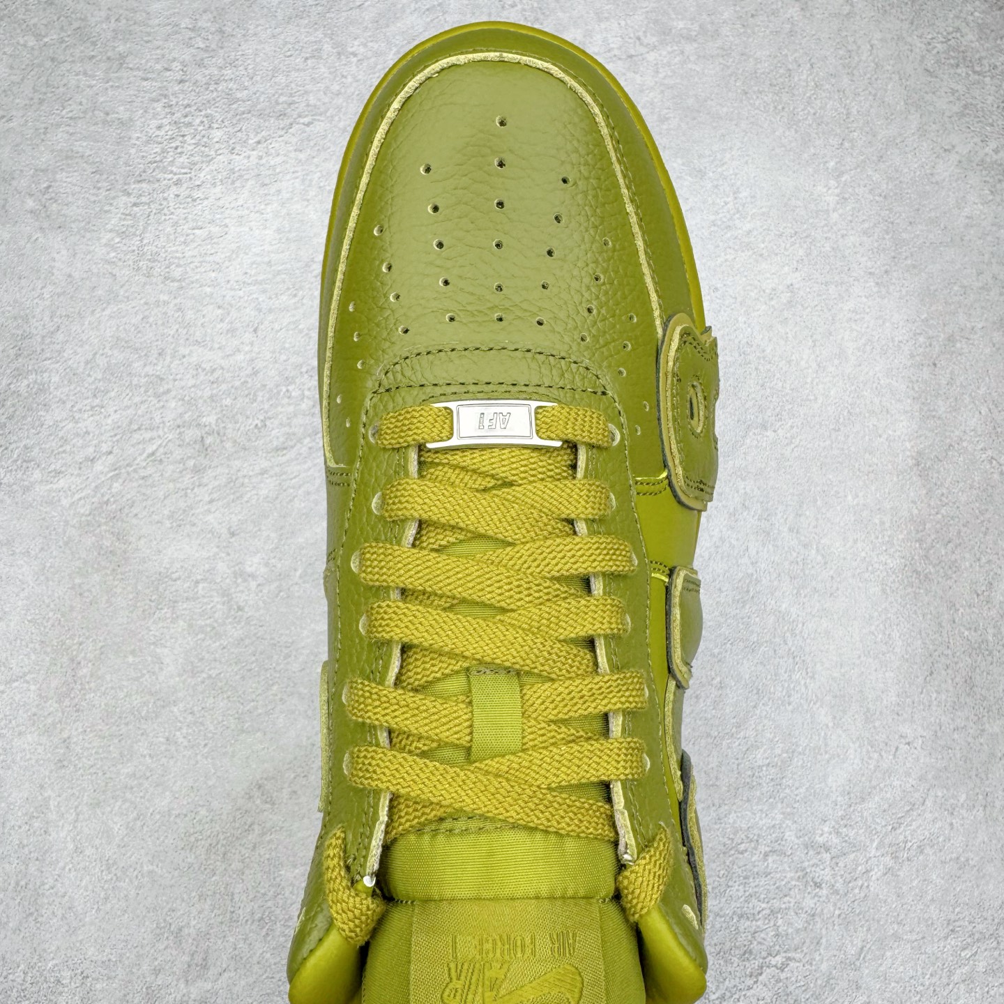 图片[4]-＃S2纯原 CPFM x NK Air Force 1 07 Low 空军一号系列低帮经典百搭休闲运动板鞋“联名放大补丁字母” FQ7069-300 近日，A$AP Bari 在其官方社交媒体上预告了 Cactus Plant Flea Market (CPFM) 和 Nike Air Force 1 Low 的全新配色。此次全新推出的紫色和苔藓绿配色，保留了原始黑白版本的标志性风格，均采用皮革鞋面、尼龙鞋舌、带有反光底衬的「AIR SUNSHINE」及同色 AF1 橡胶鞋底。尺码：39 40 40.5 41 42 42.5 43 44 44.5 45 46 47.5 48.5-选品中心